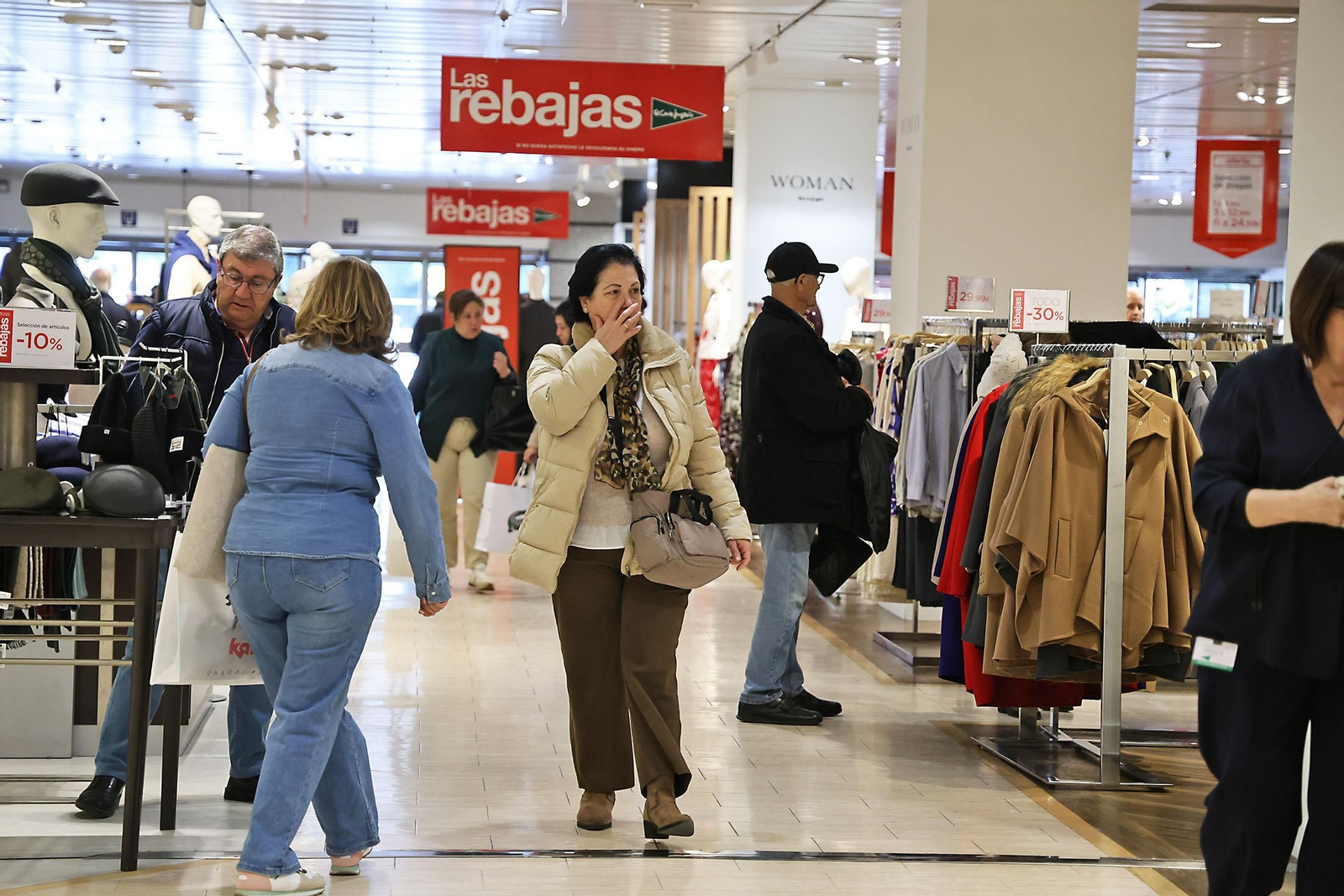 Imágenes del comienzo de las rebajas en Huelva
