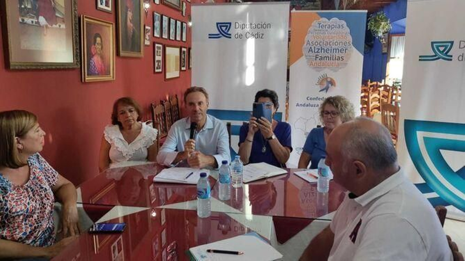 El diputado provincial de Bienestar Social, David de la Encina, saluda a las asociaciones asistentes en presencia de María Ángeles Contreras.