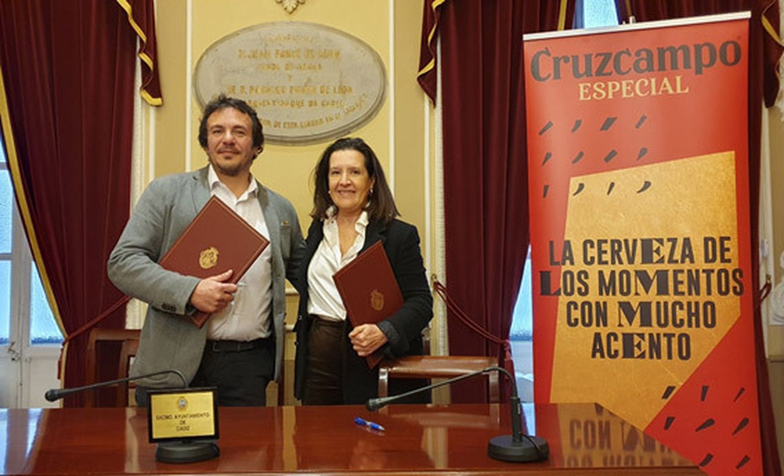 José María González 'Kichi' y Ada Bernal, tras la firma del convenio de colaboración entre Cruzcampo y el Ayuntamiento de Cádiz para el Carnaval 2023.