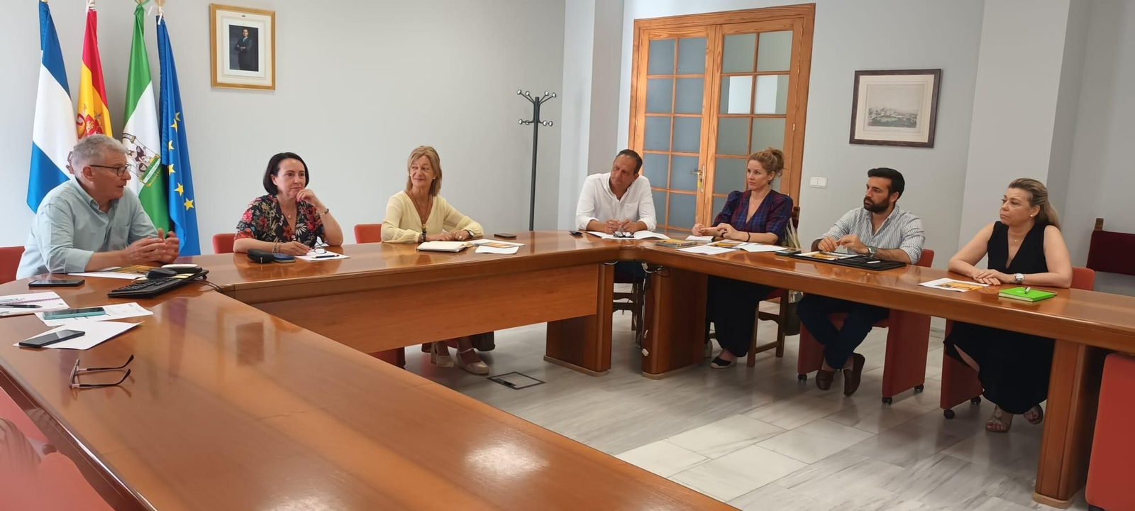 Imagen de la reunión de Carmen Pina y Nela García con miembros de Acoje y Horeca