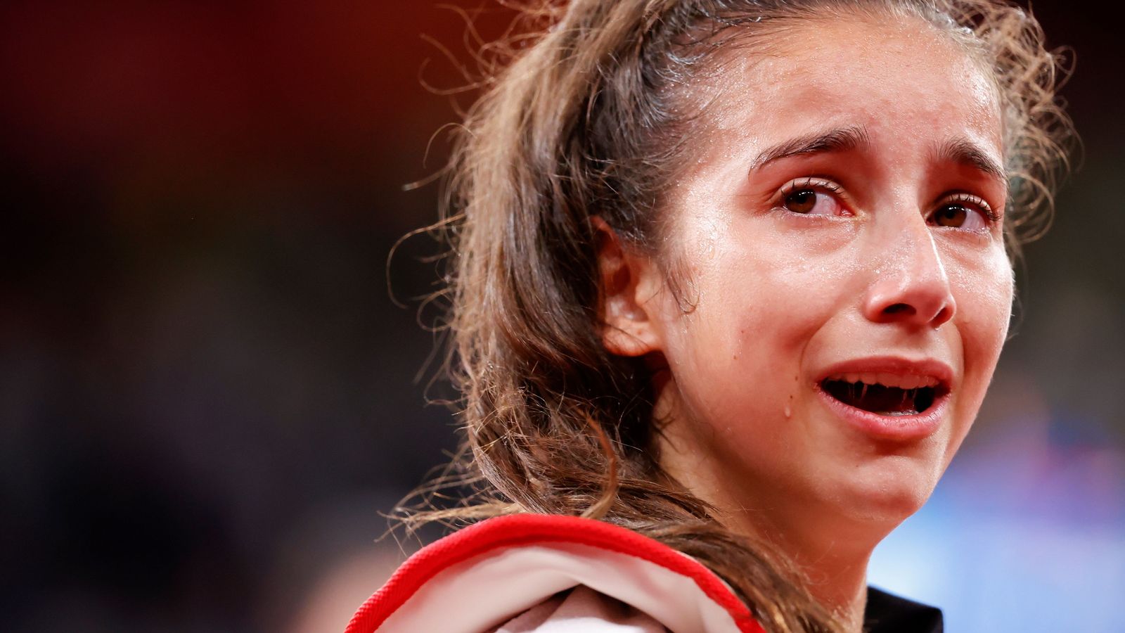 Adriana Cerezo llora tras perder la final en los últimos segundos.