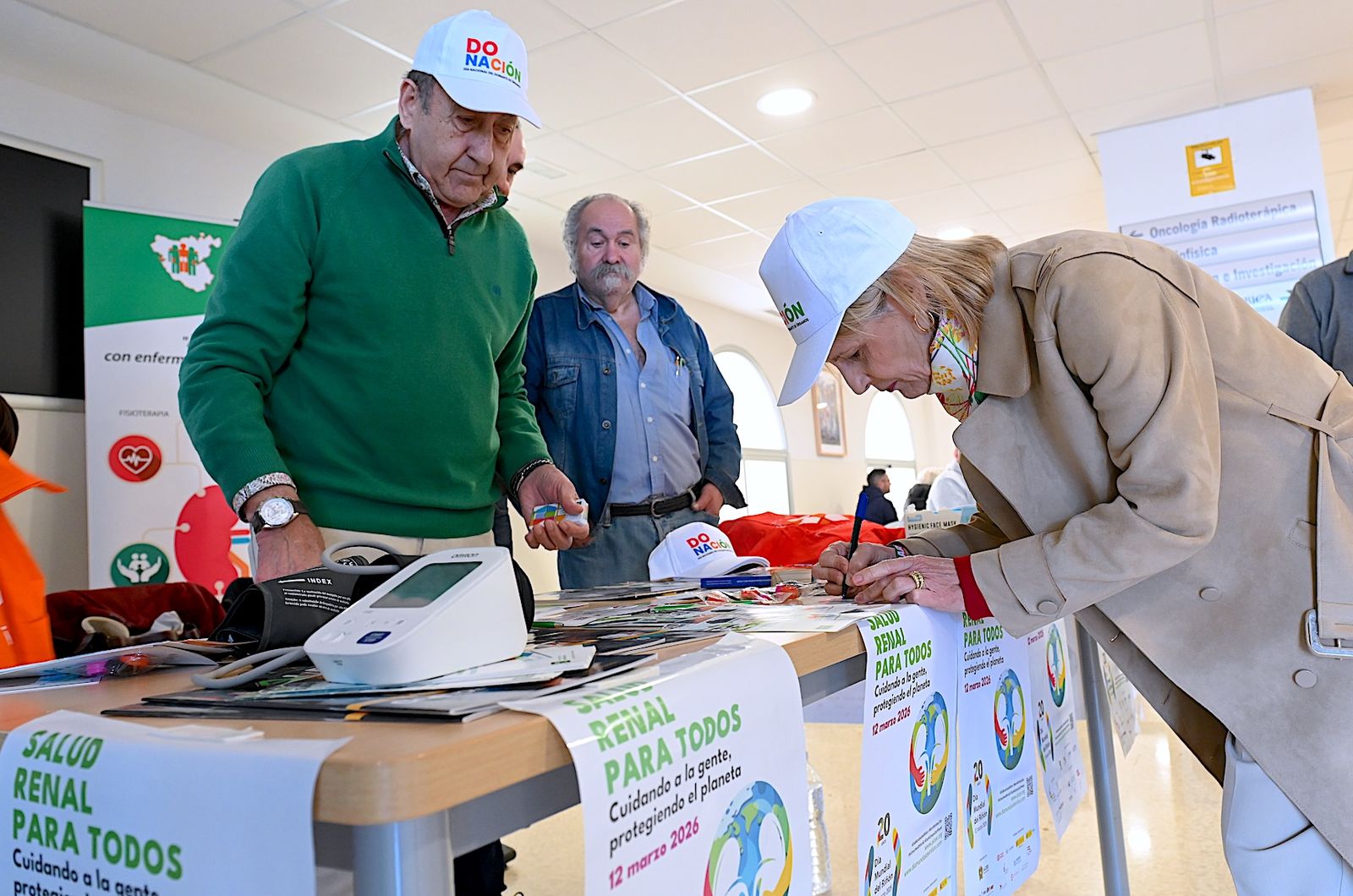 La alcaldesa, María José García-Pelayo, asiste a la mesa informativa instalada por la Federación Nacional ALCER, con motivo del Día Mundial del Riñón en el Hospital de Jerez.