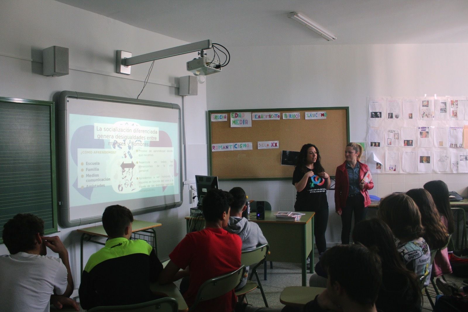 Una educadora imparte un taller sobre prevención de violencia de género en Mijas.