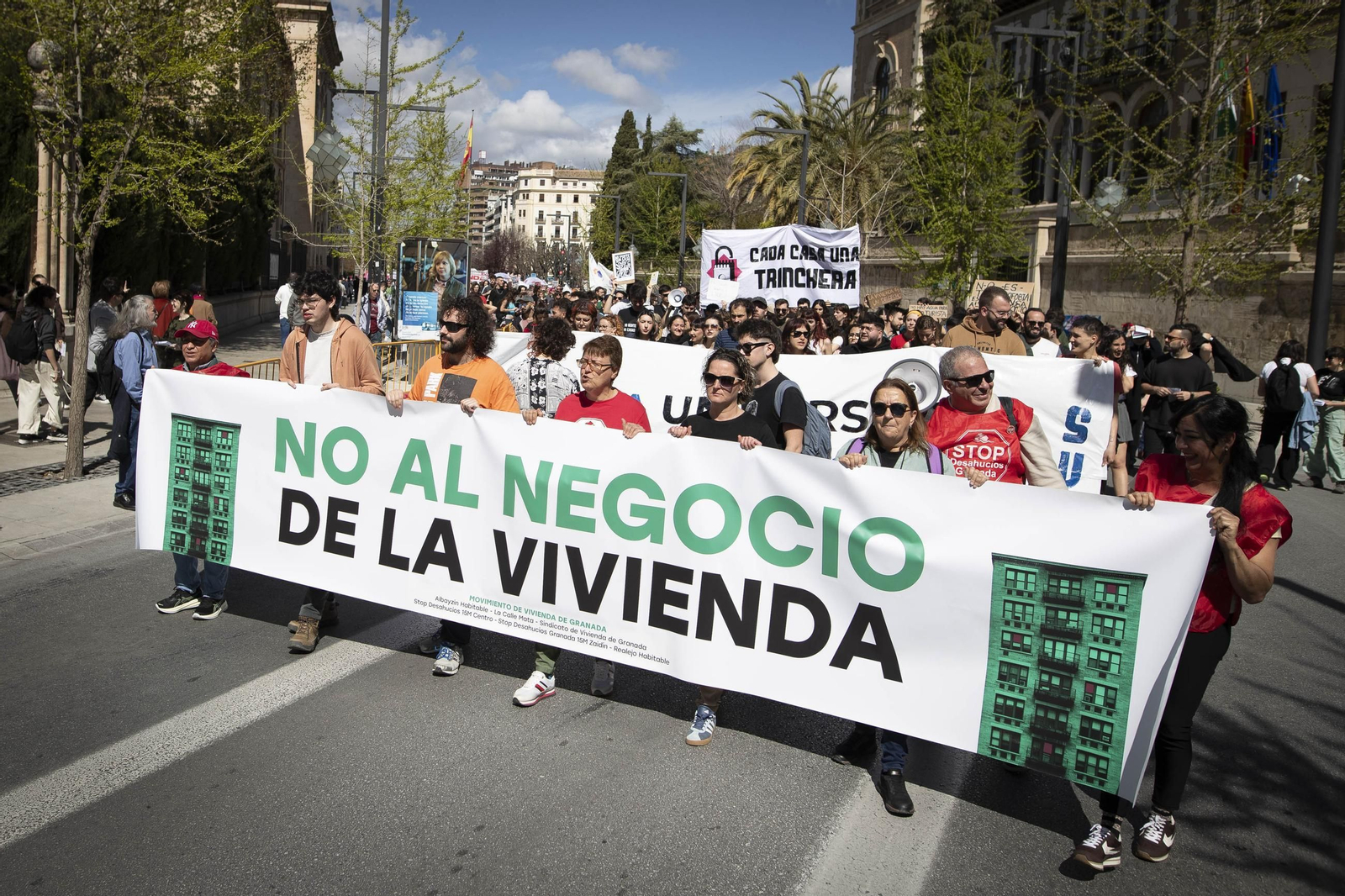 Todas las imágenes de la manifestación contra "el negocio de la vivienda" en Granada