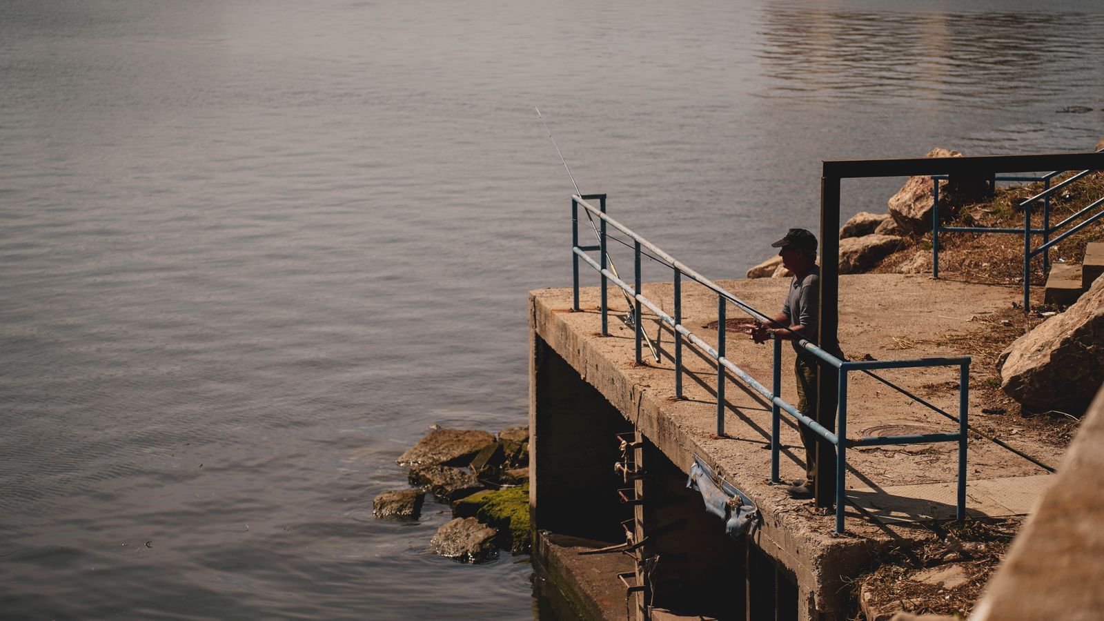 Personas disfrutando del mañaneo en el paseo marítimo de Algeciras, en imágenes