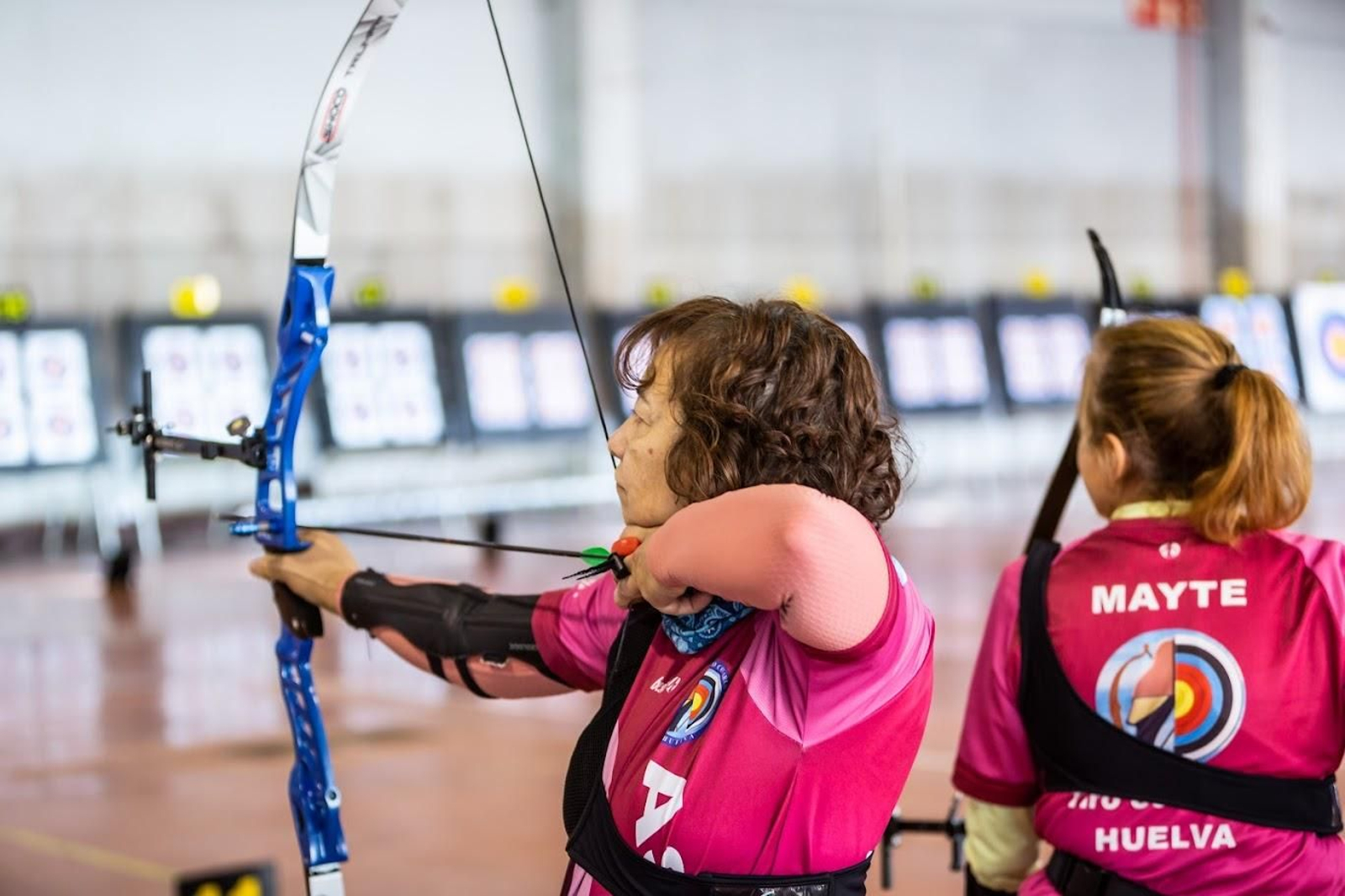 Aruqeras del programa arco y salud compitiendo.