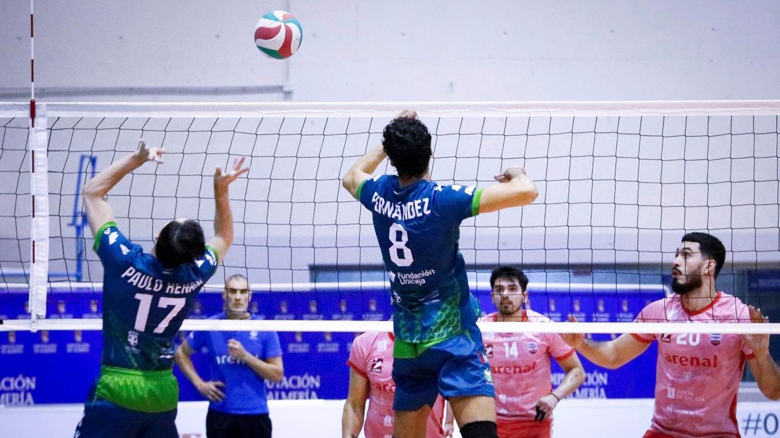 Jorge Fernández amenaza en la red en uno de los duelos de la temporada.