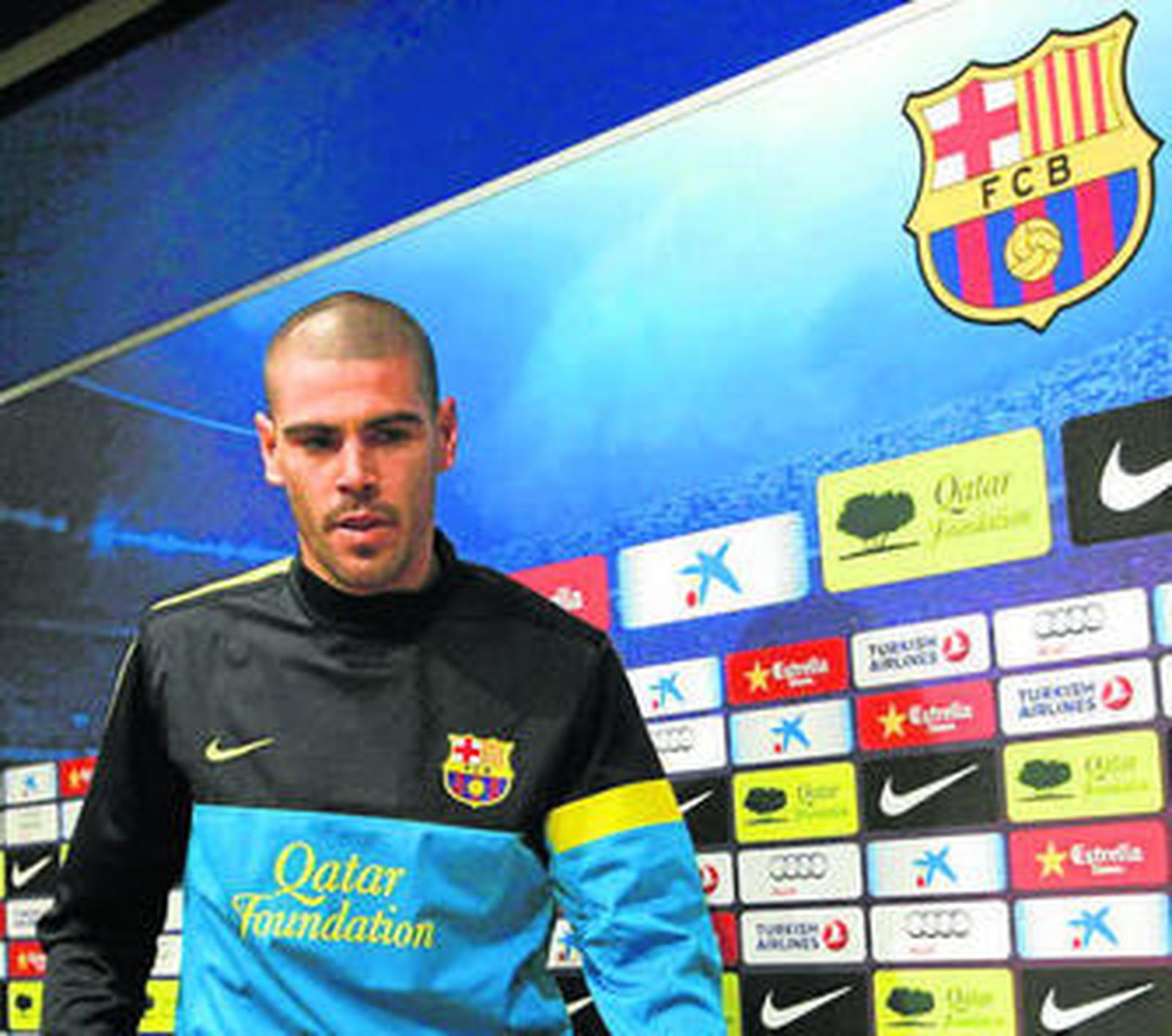 Víctor Valdés llega a la sala de prensa para explicar su marcha.