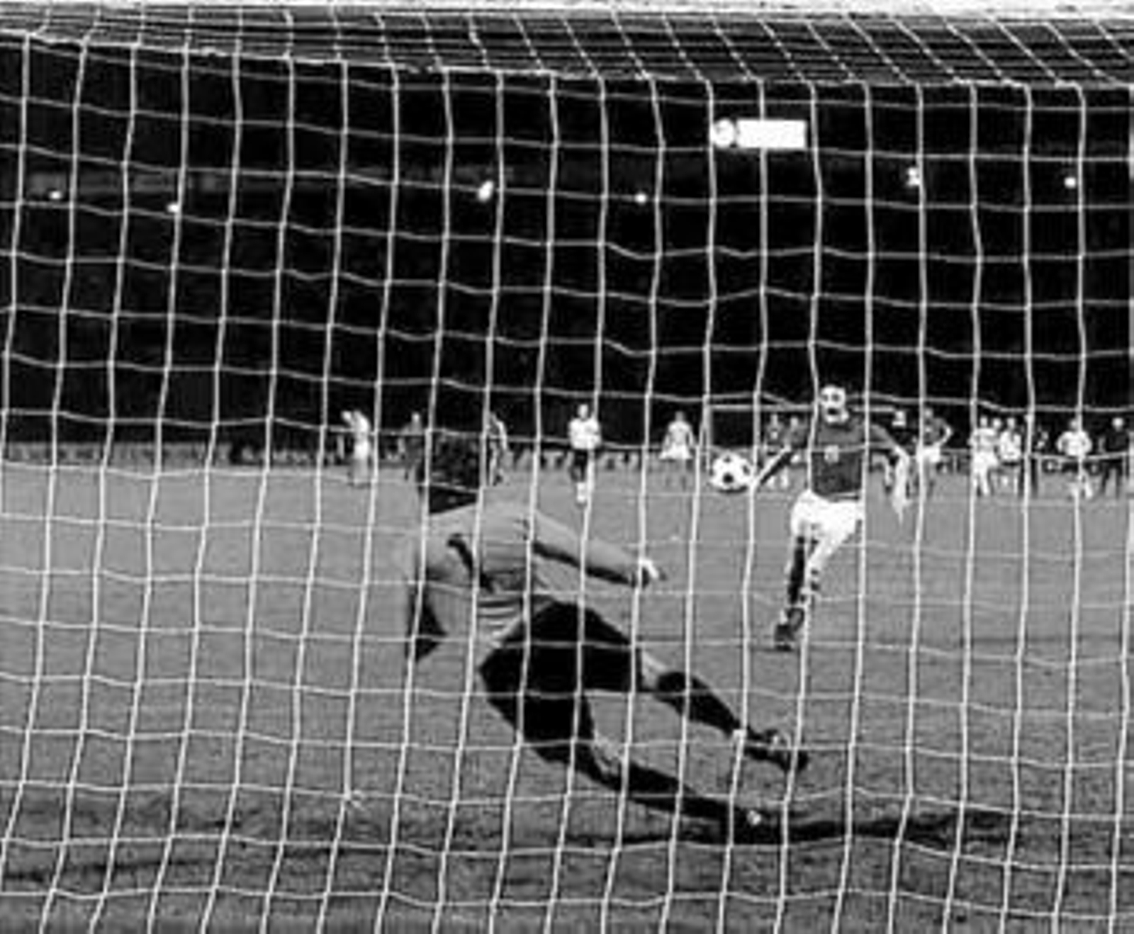 Maier, mítico portero alemán, observa con impotencia que el toque sutil de Panenka manda el esférico lejos de su alcance.