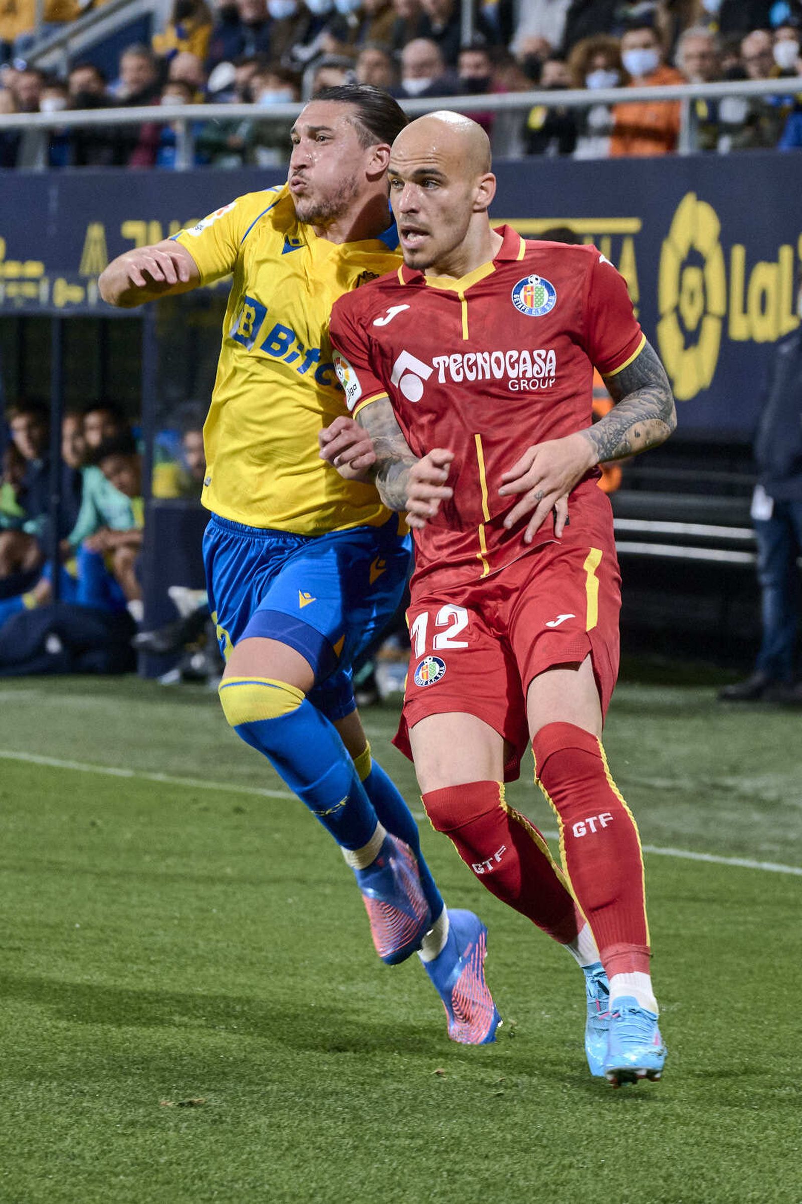 Partido de fútbol entre el Cádiz CF y el Getafe CF.