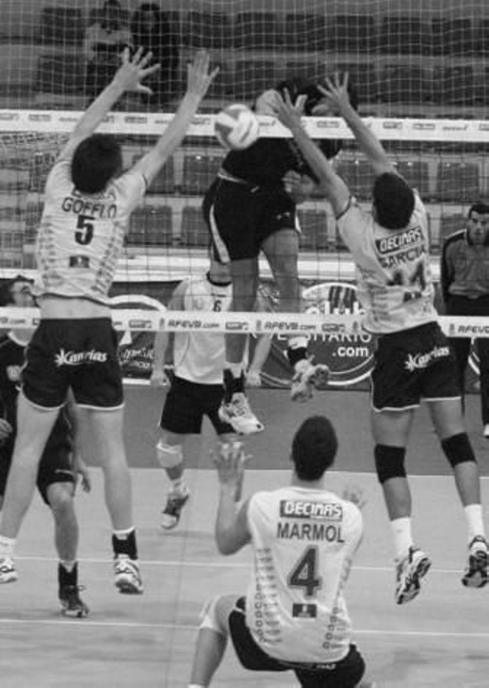 El central brasileño Pinheiro supera en corto por el centro el bloqueo.