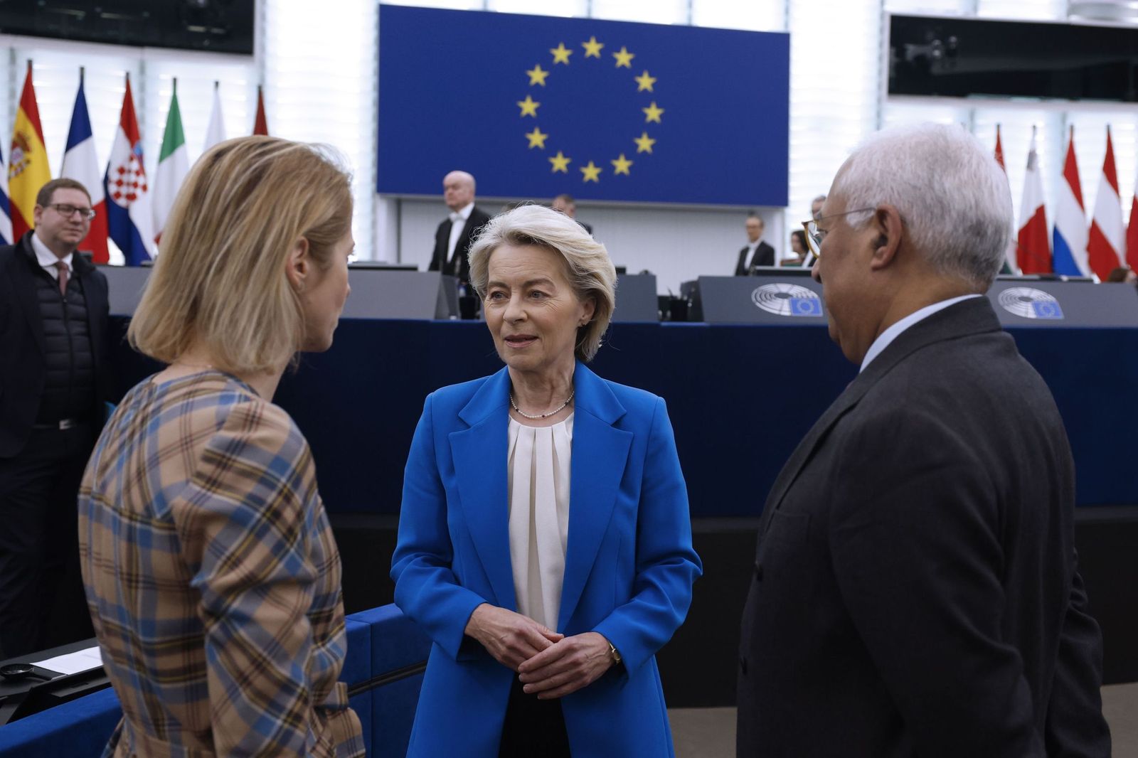 La presidenta de la Comisión Europea, Ursula von der Leyen (c), habla con la alta representante de la UE, Kaja Kallas, y el presidente del Consejo Europeo, António Costa, en la sesión plenaria de la Eurocámara en Estrasburgo.