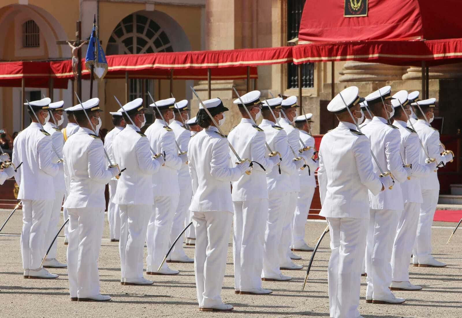 Entrega de despachos en la Escuela de Suboficiales de la Armada