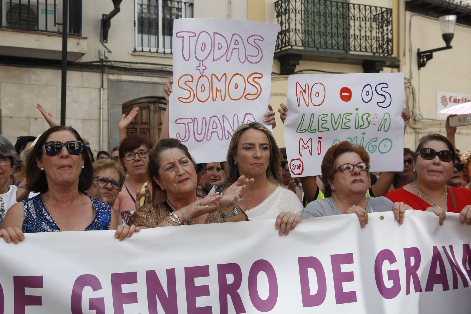 Decenas de vecinos participan en una de las concentraciones para apoyar a Juana Rivas en Maracena.