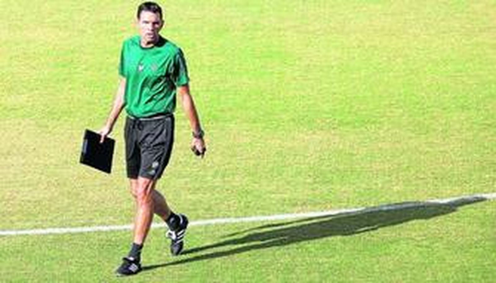 Gustavo Poyet, con la libreta en la mano, observa el entrenamiento.