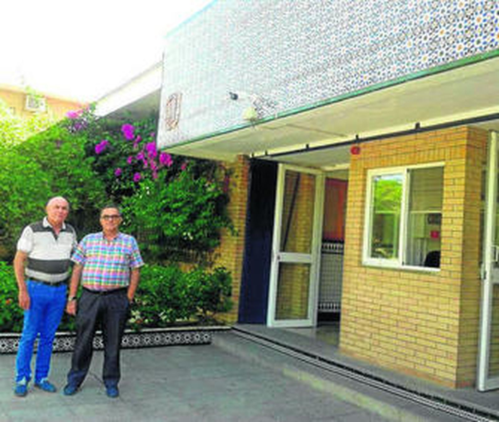 Tanto en Blanco White como en Pino Montano hay biblioteca y salas de estudio.