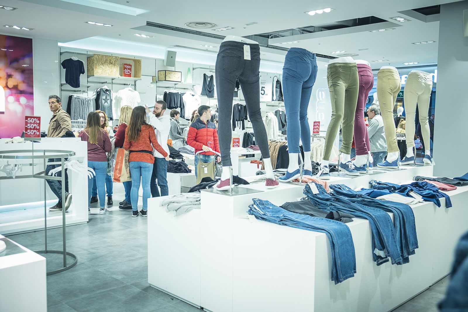 Ambiente de rebajas en el centro comercial Bahía Sur.