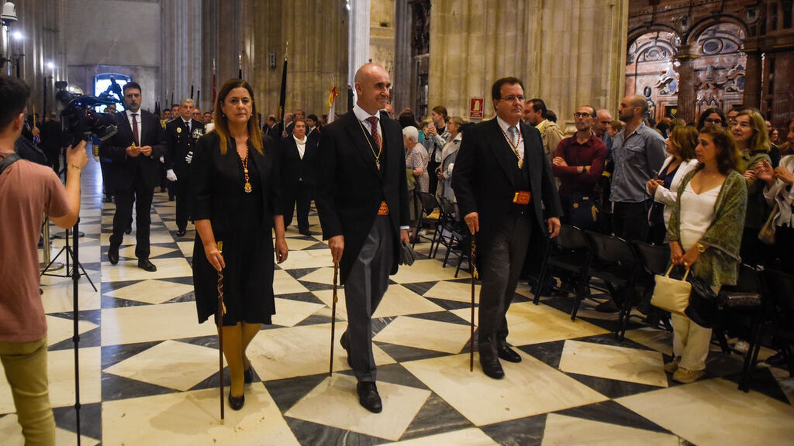 Antonio Muñoz, flanqueado por Sonia Gaya y Juan Carlos Cabrera.