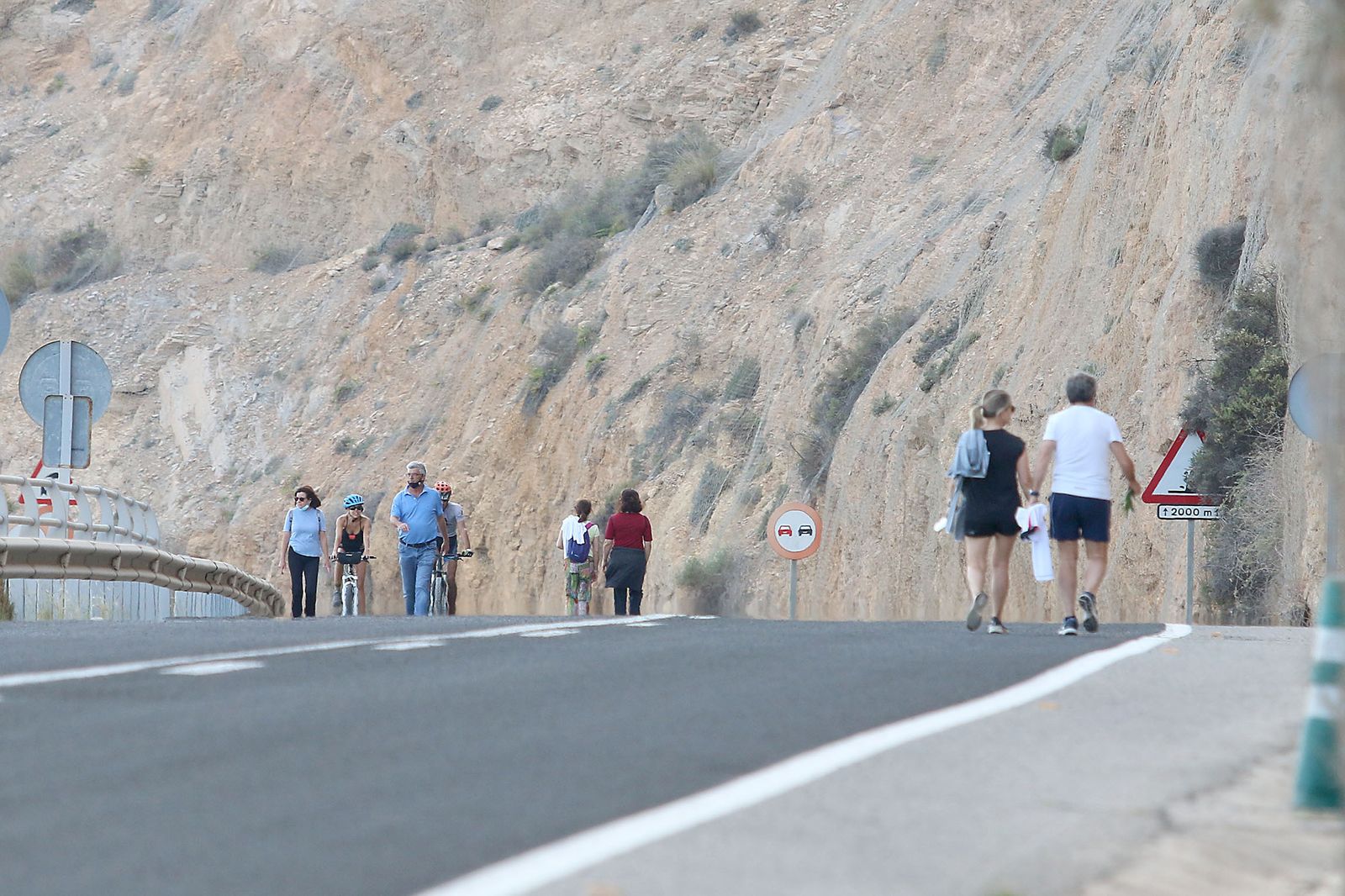 Las imágenes de la gente paseando en la carretera cortada de El Cañarete