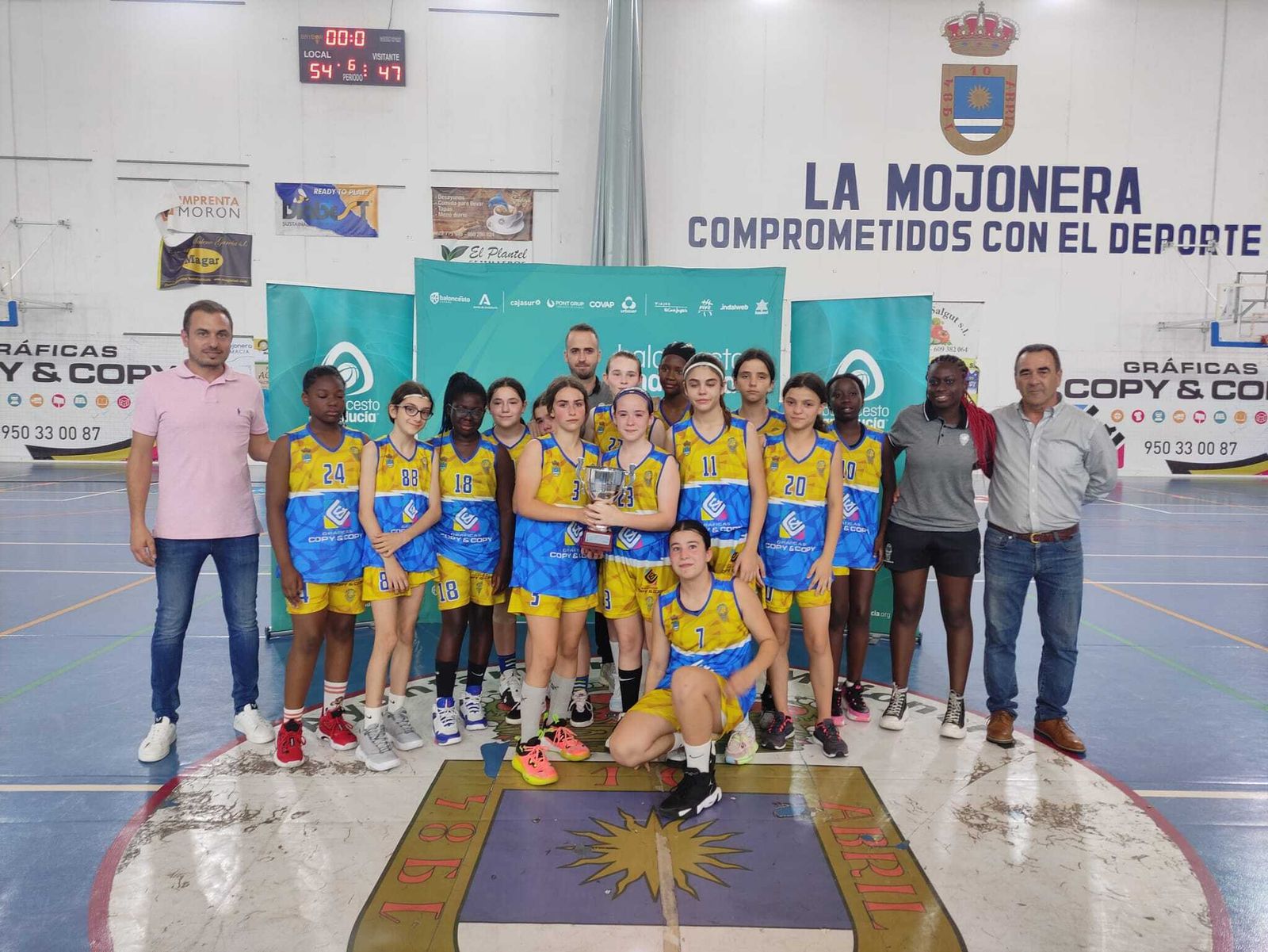Las jugadoras del CB La Mojonera posan con el trofeo de subcampeón provincial en la categoría minibasket femenino.