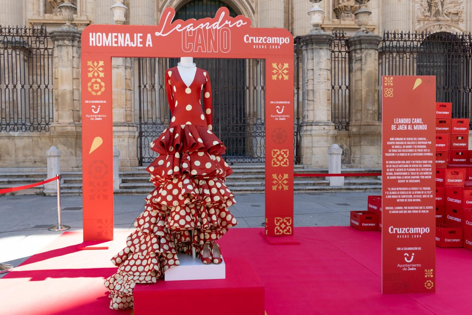 Imágenes del homenaje, a los pies de la Catedral de Leandro Cano.