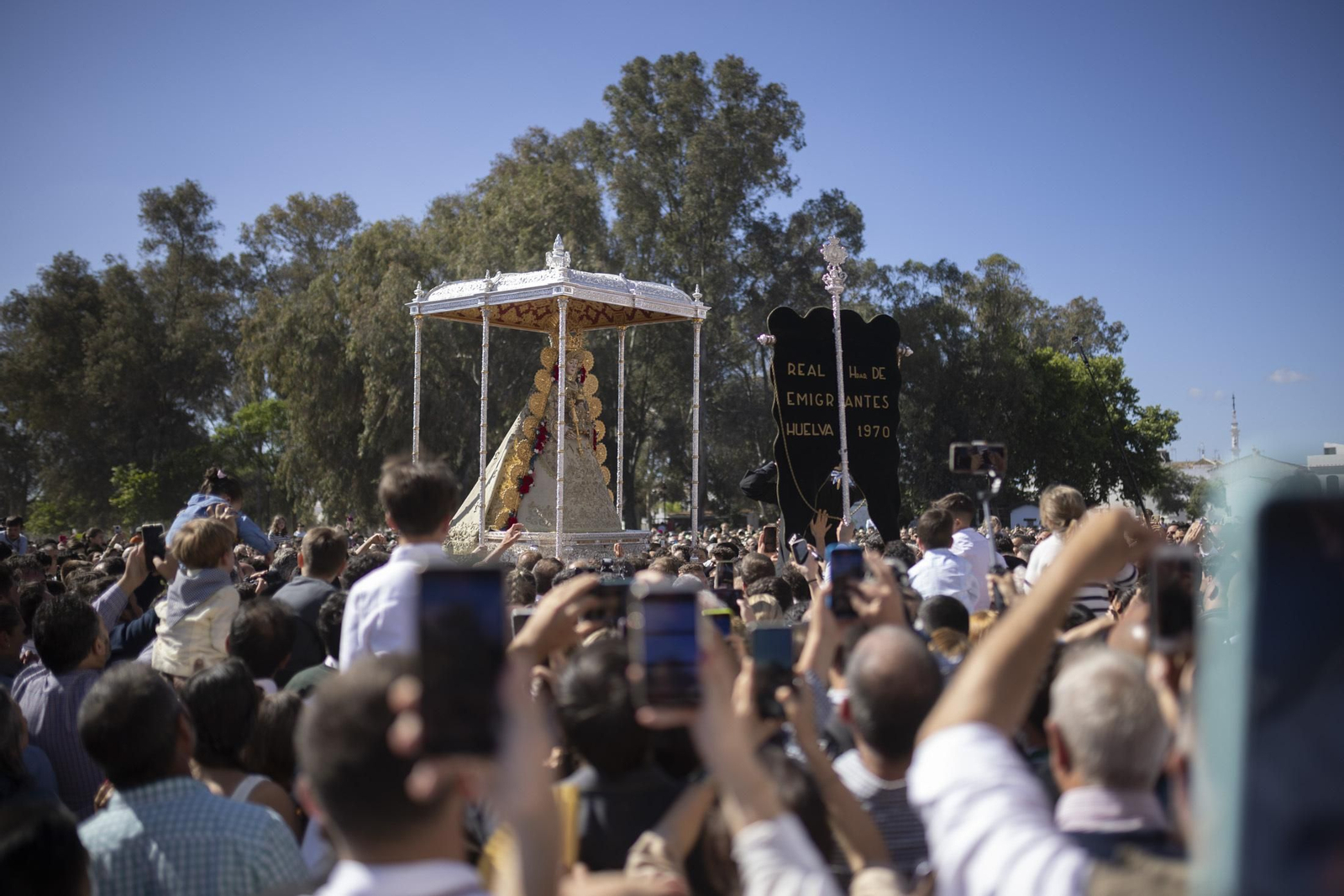 Las mejores imágenes de la procesión de la Virgen del Rocío en la aldea