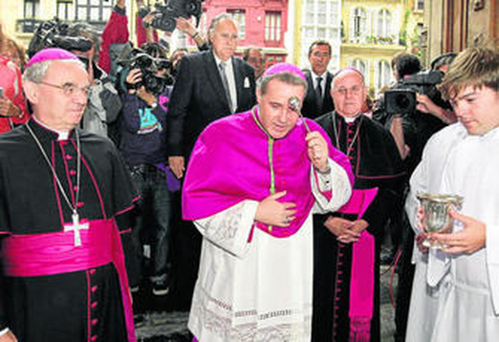 Iceta (centro), entra en la catedral acompañado de Blázquez y el alcalde de la ciudad (detrás).