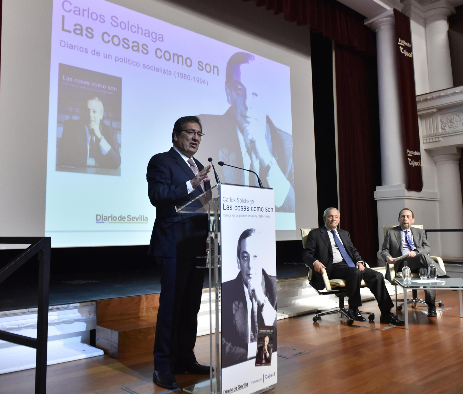 El ex ministro Carlos Solchaga conversa con el director de 'Diario de Sevilla', José Antonio Carrizosa.