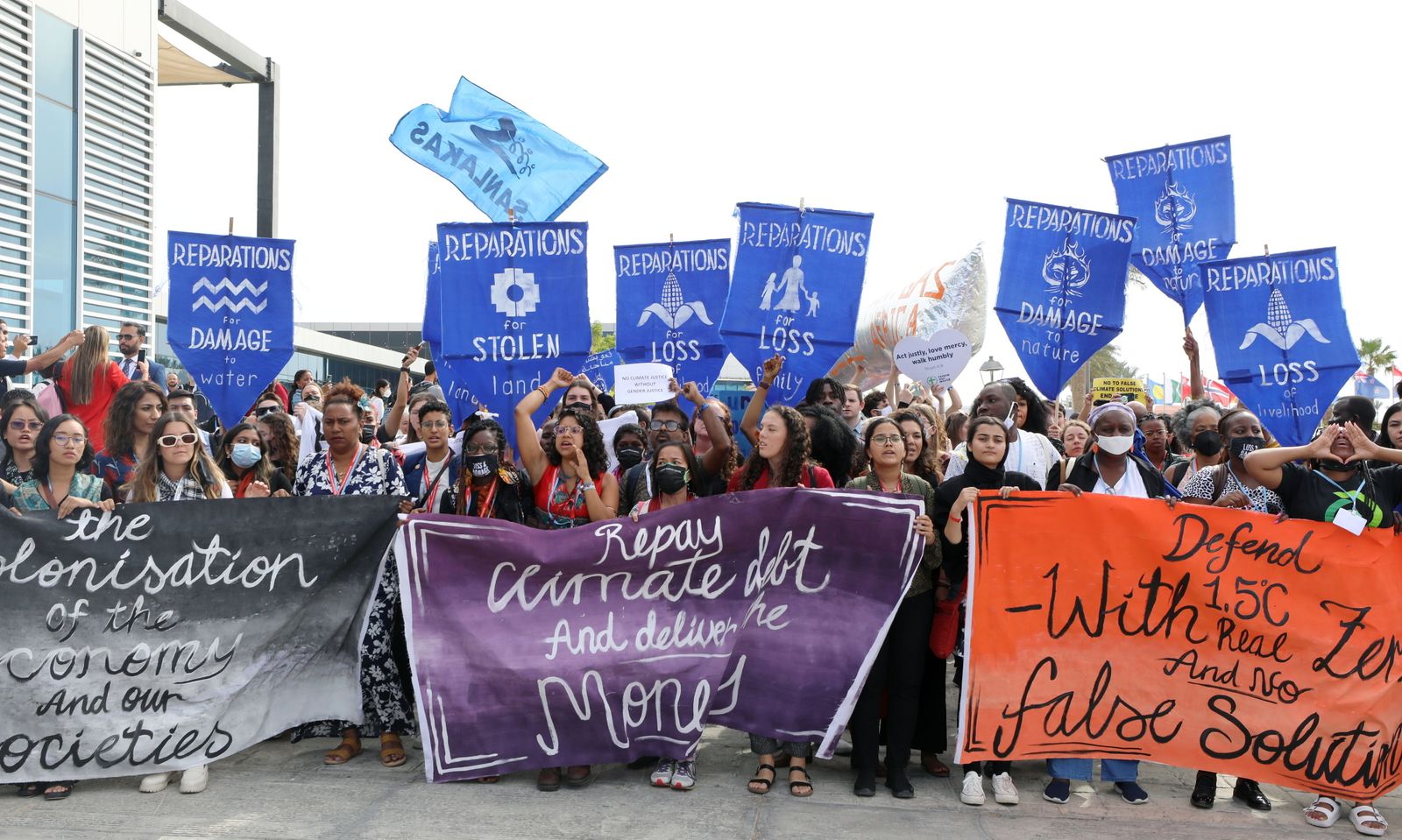 Activistas exigen Justicia climática en Sharm el Sheij.