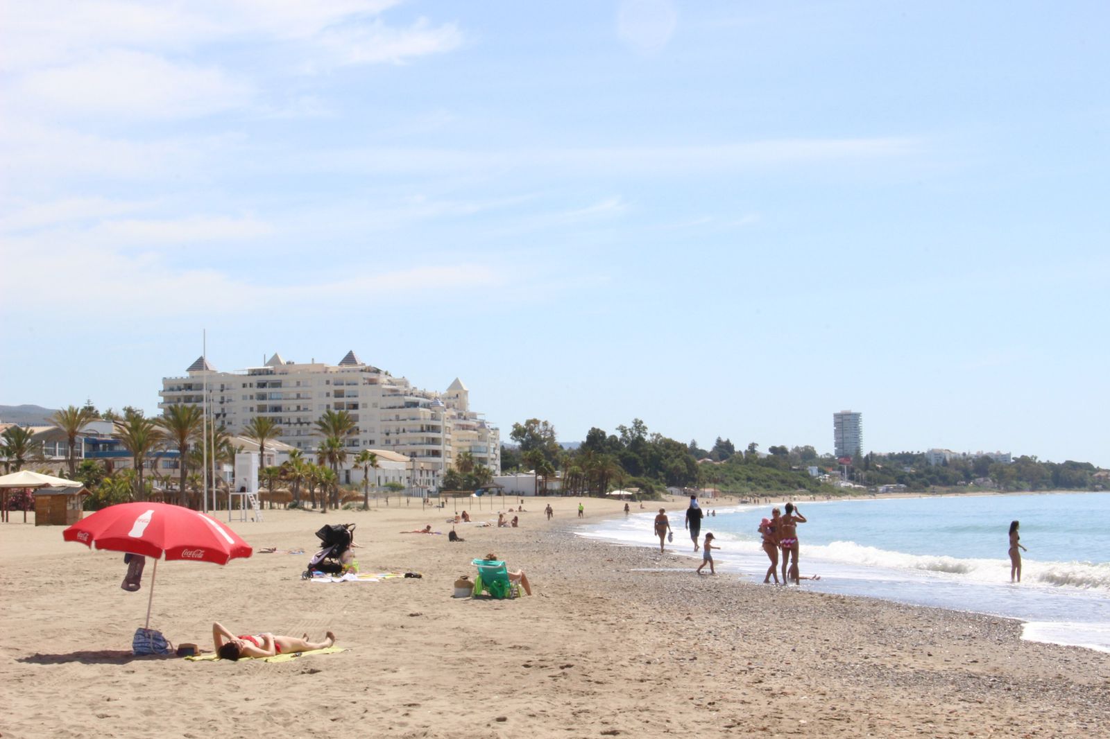 Fotos de las playas de Marbella, con los primeros bañistas de la fase 2
