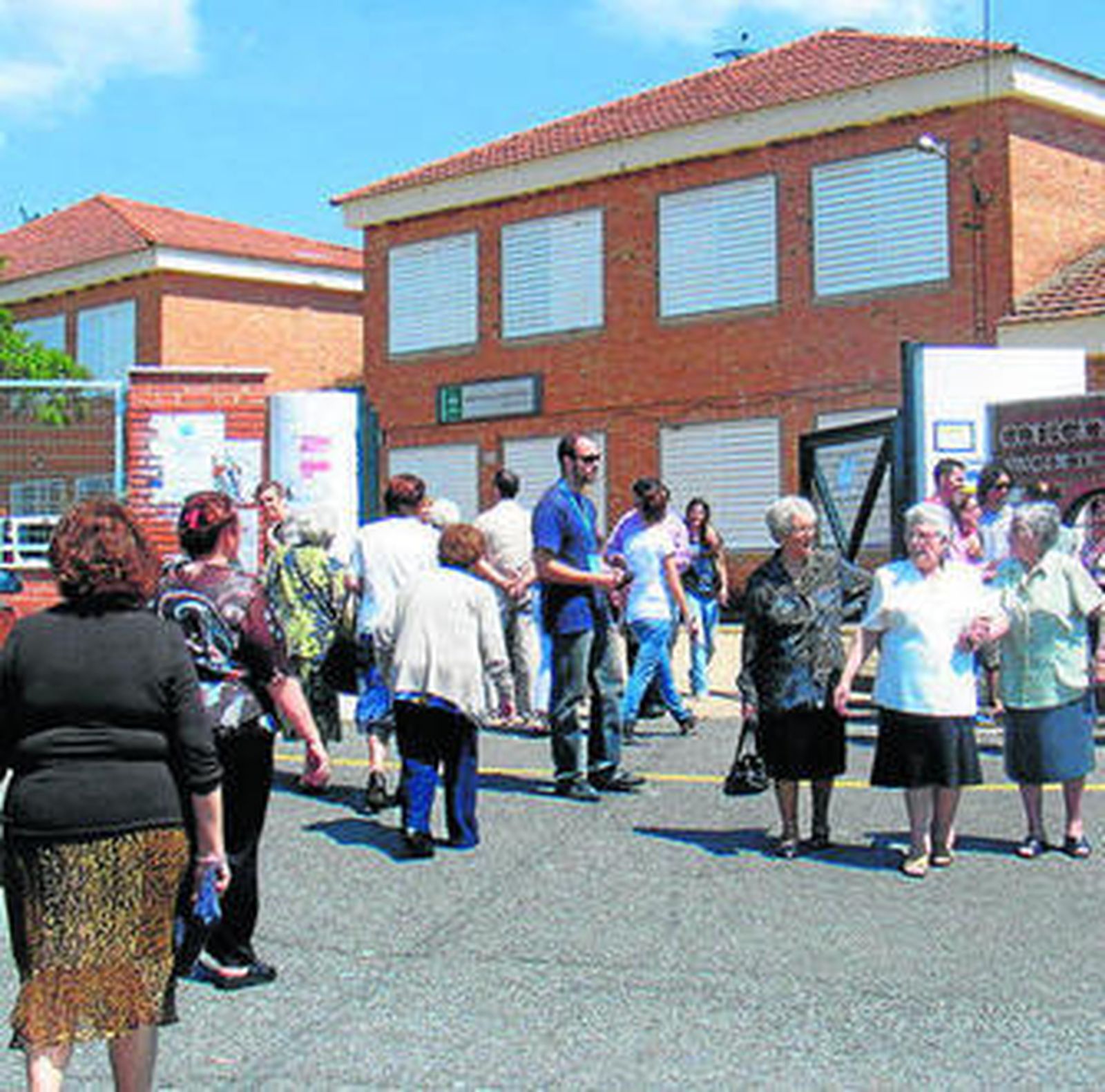 Votantes, en un colegio electoral de Riotinto.
