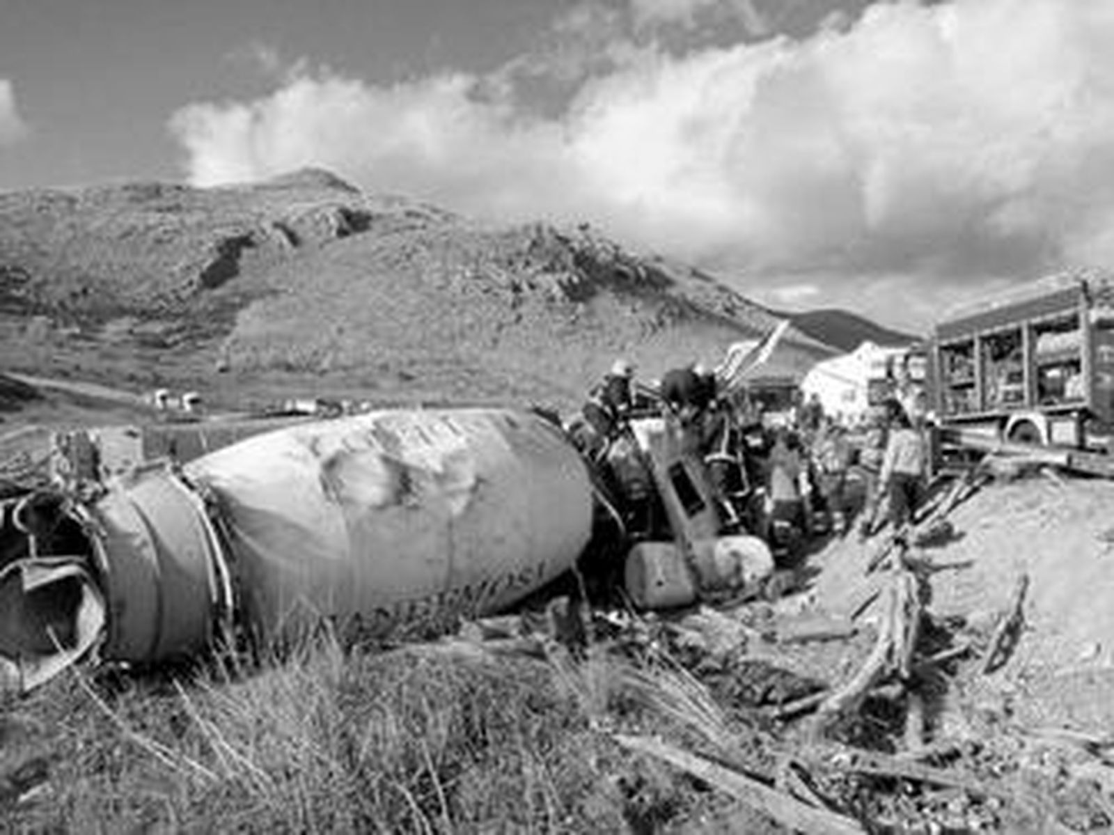 Bomberos rescatan del interior al conductor de la hormigonera, ayer, en Ronda.
