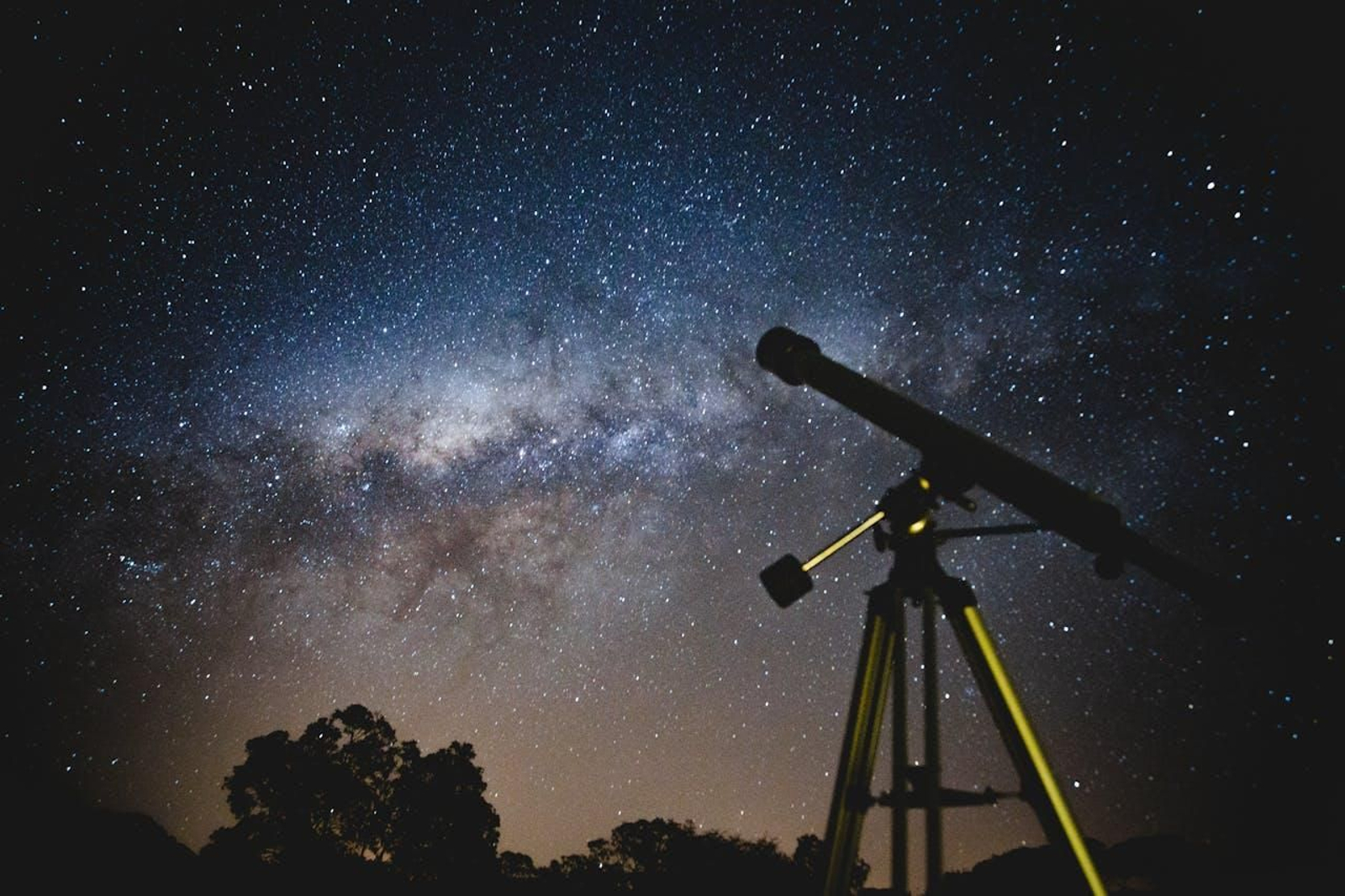 Durante estas fechas puede observarse, además de la Luna, la lluvia de Perseidas propia de agosto.