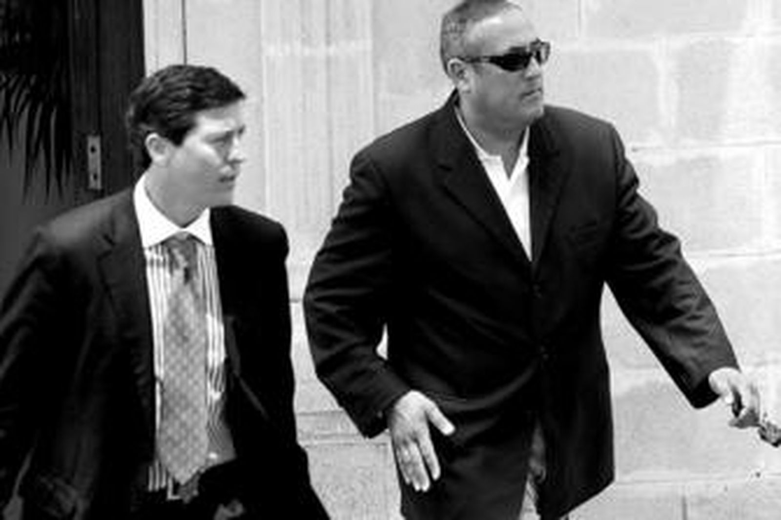 Carlos Carretero (d), en junio de 2007, saliendo de la Audiencia en Jerez con su abogado.