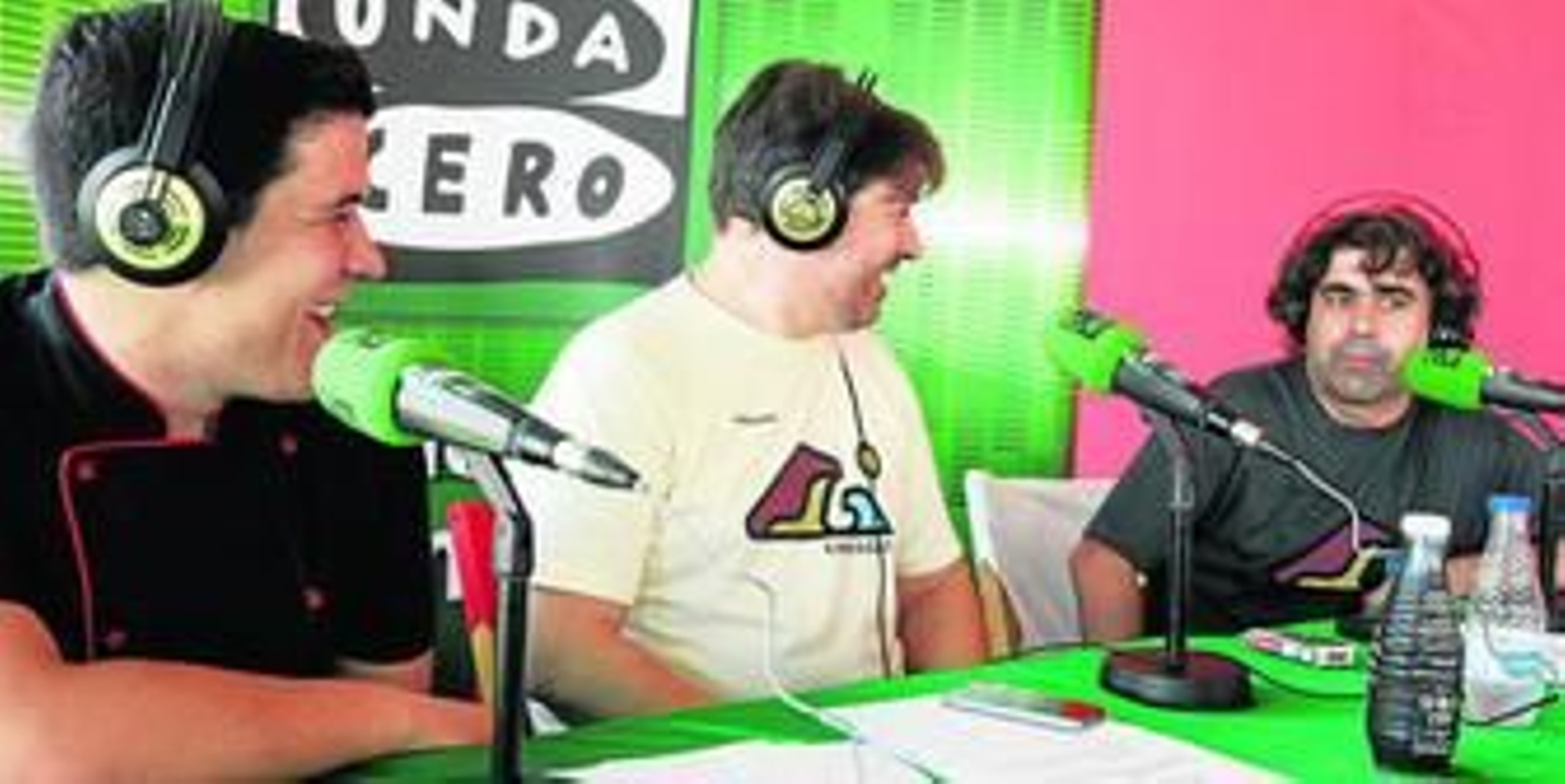 Juan Manuel Sánchez con los dos locutores.