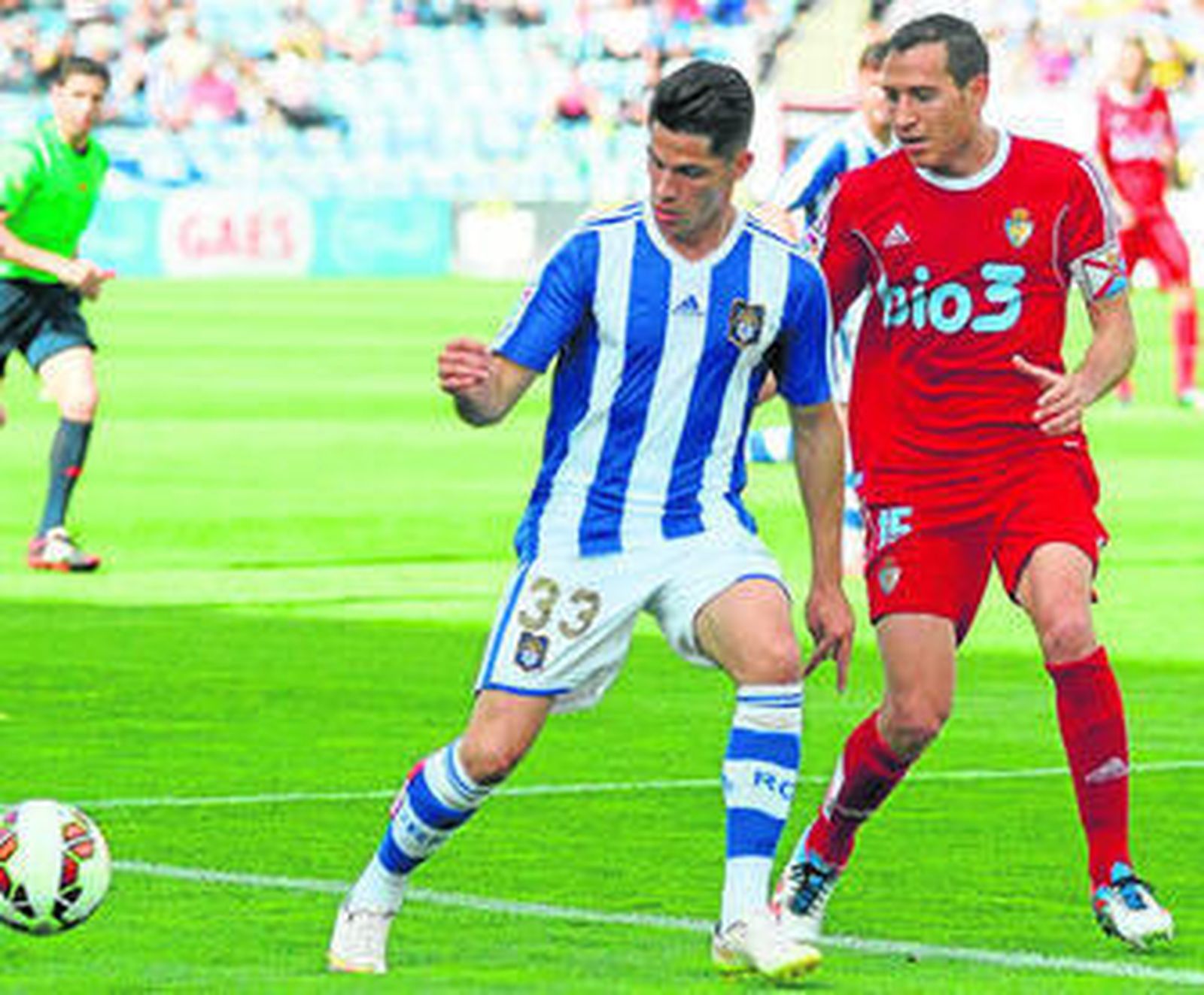 El central Alan Baró trata de cortar el avance de un rival en un choque de la pasada campaña.