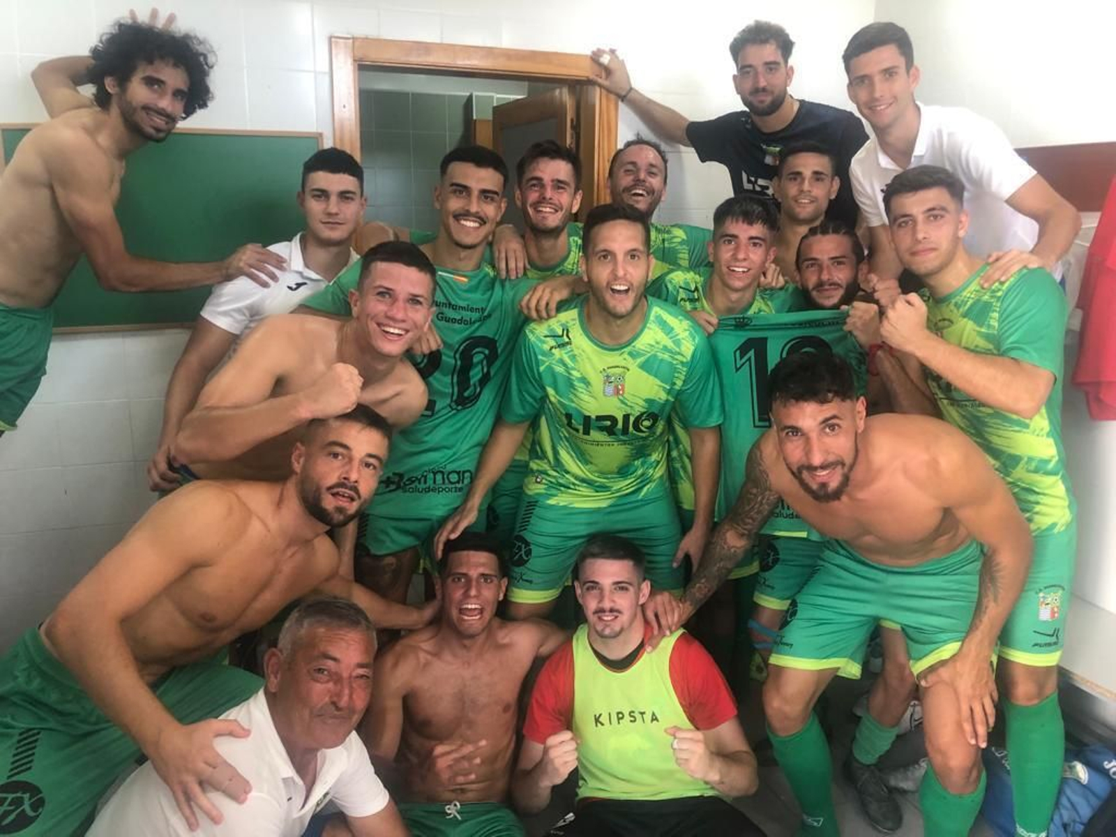 Los futbolistas del Guada celebran la victoria y el liderato.