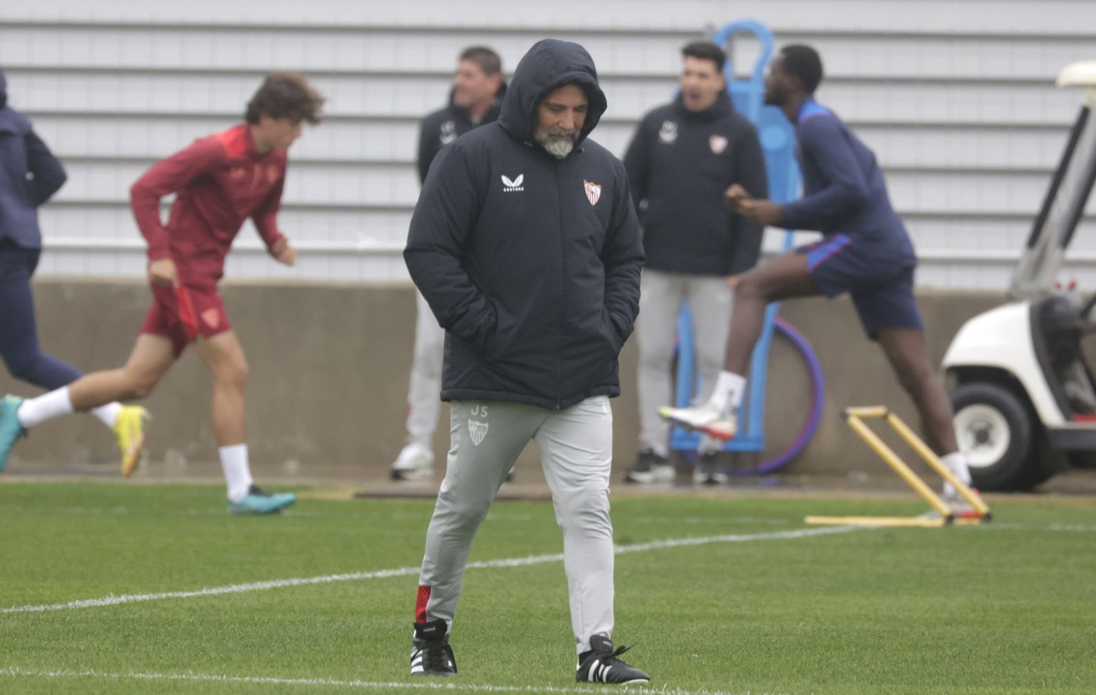 Jorge Sampaoli, protegido de la lluvia, en el nuevo campo de entrenamiento del Sevilla.