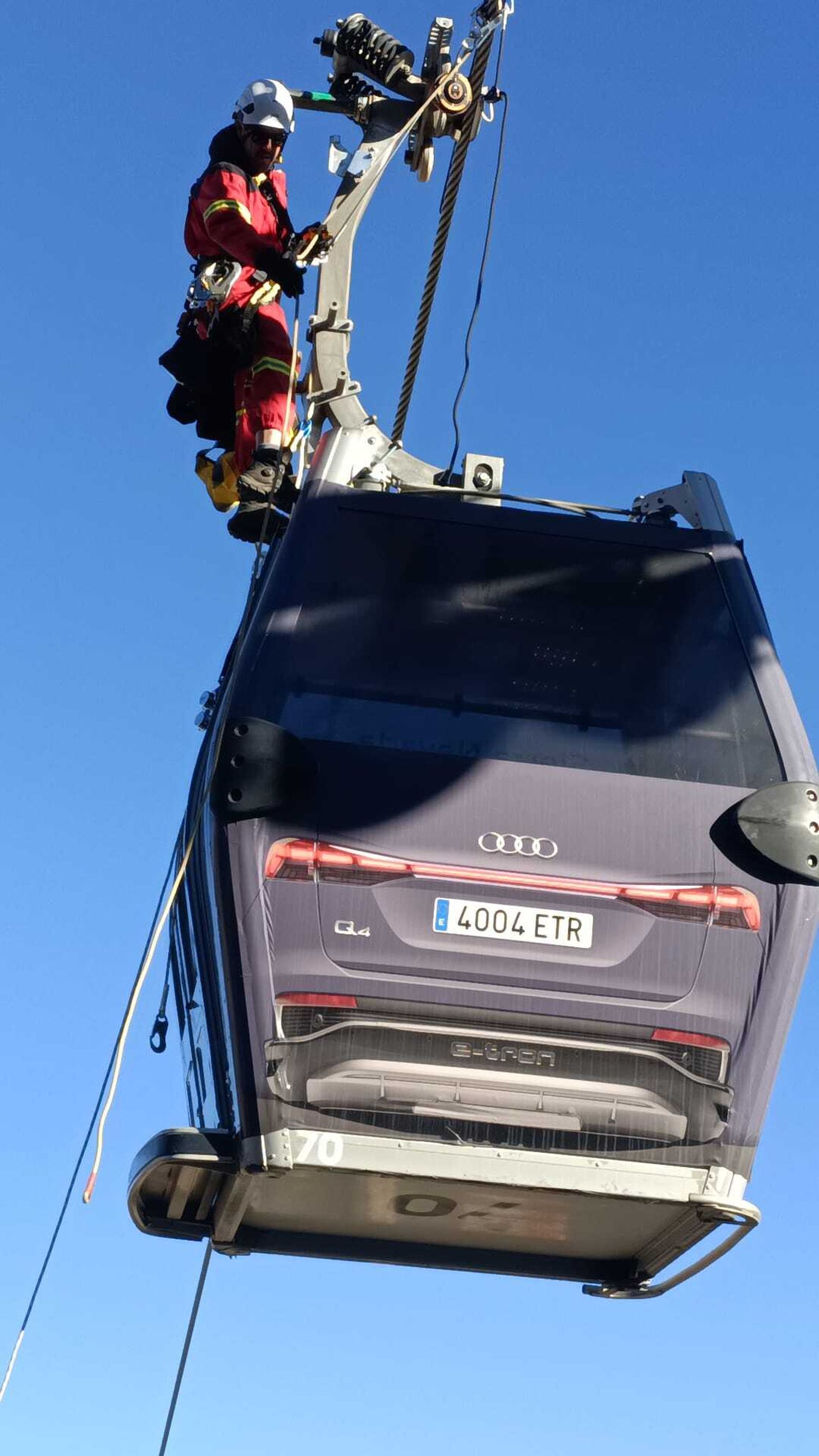 Un bombero subido a un remonte durante la jornada de formación.