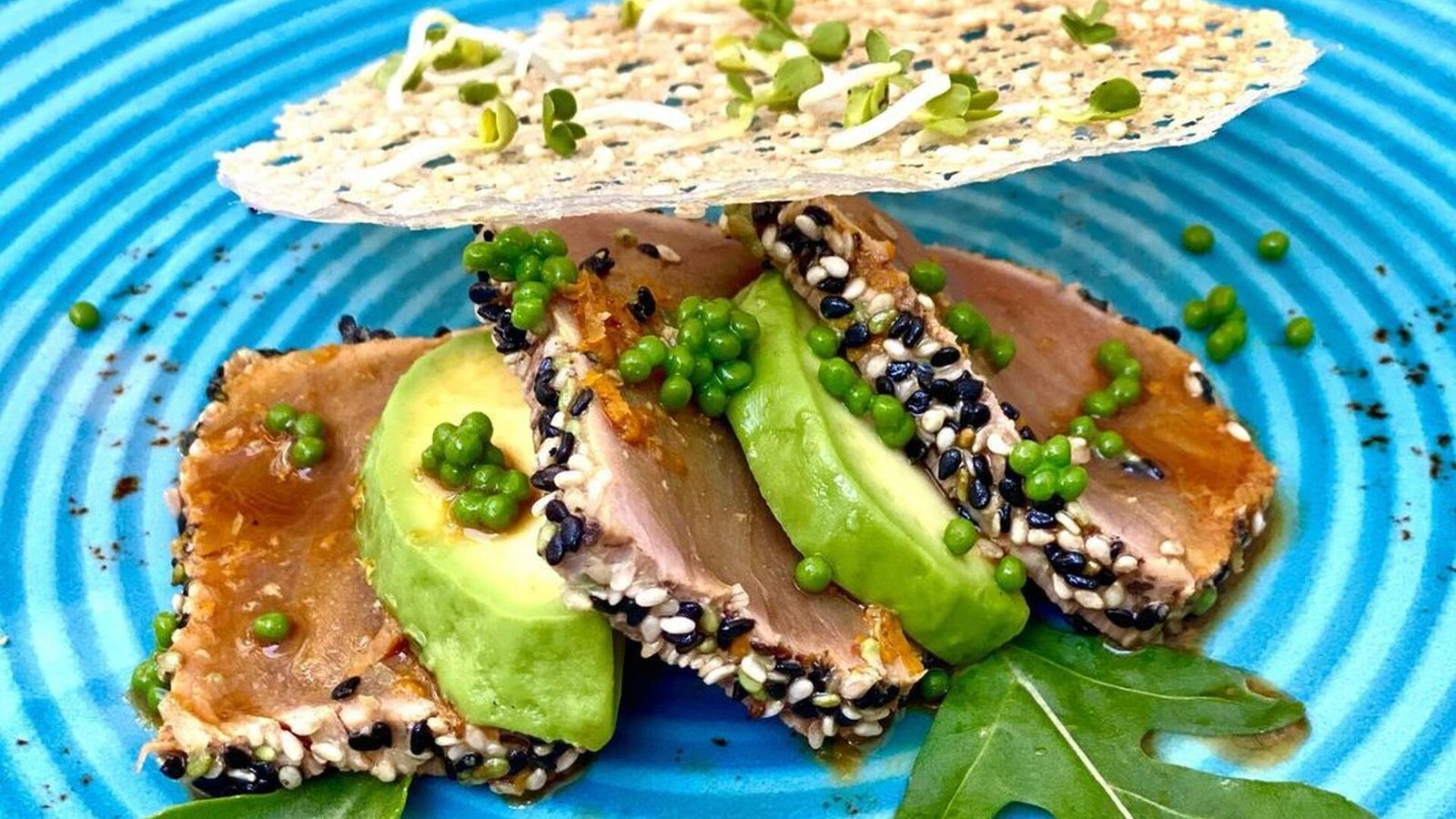 Tataki de atún y crujiente de coral de sésamo, del Hotel Alborán