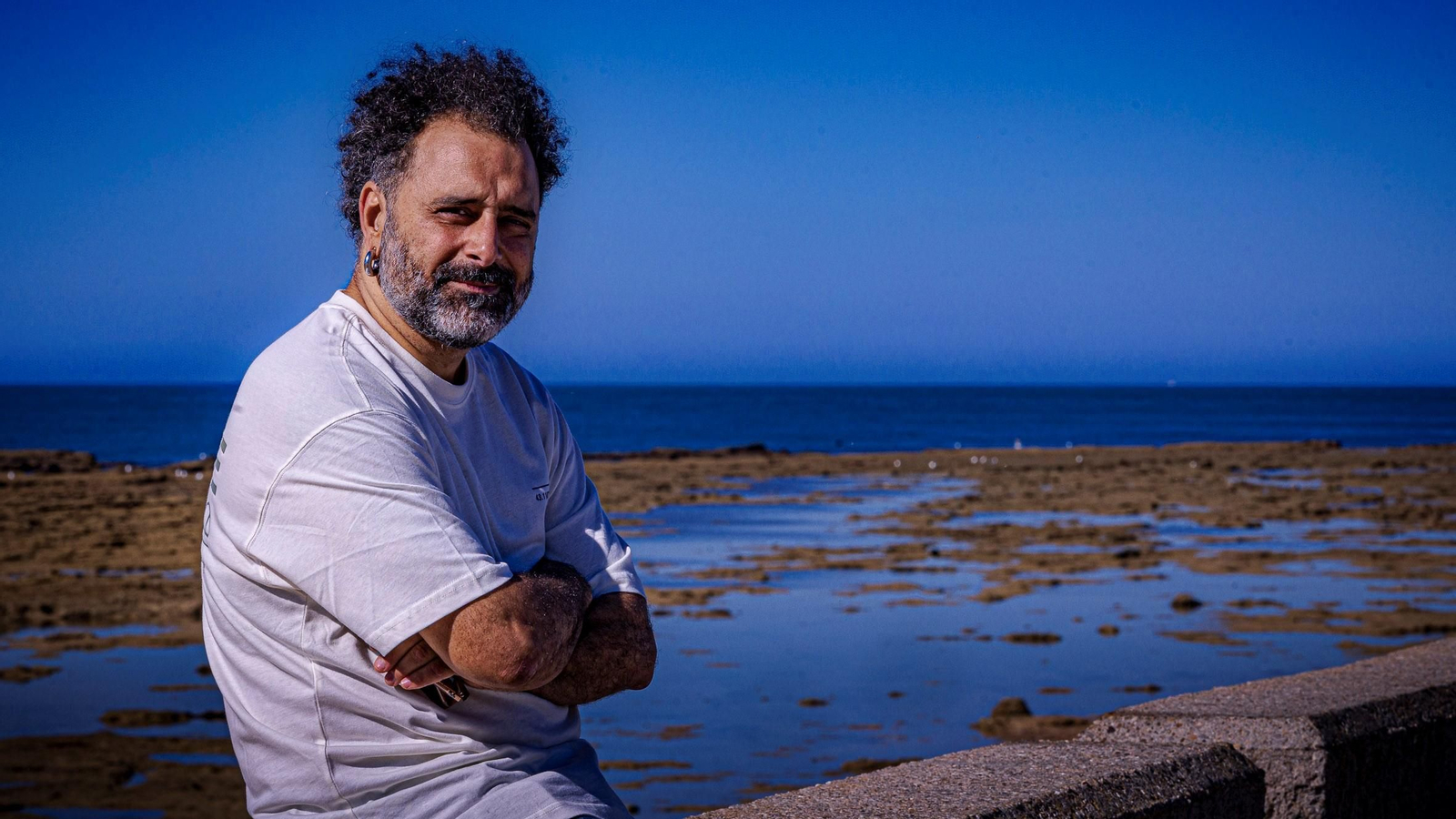 El gaditano Joaquín Varela, que forma parte del reparto de la serie presentada en el South 'Ella, maldita alma', posa en la Caleta