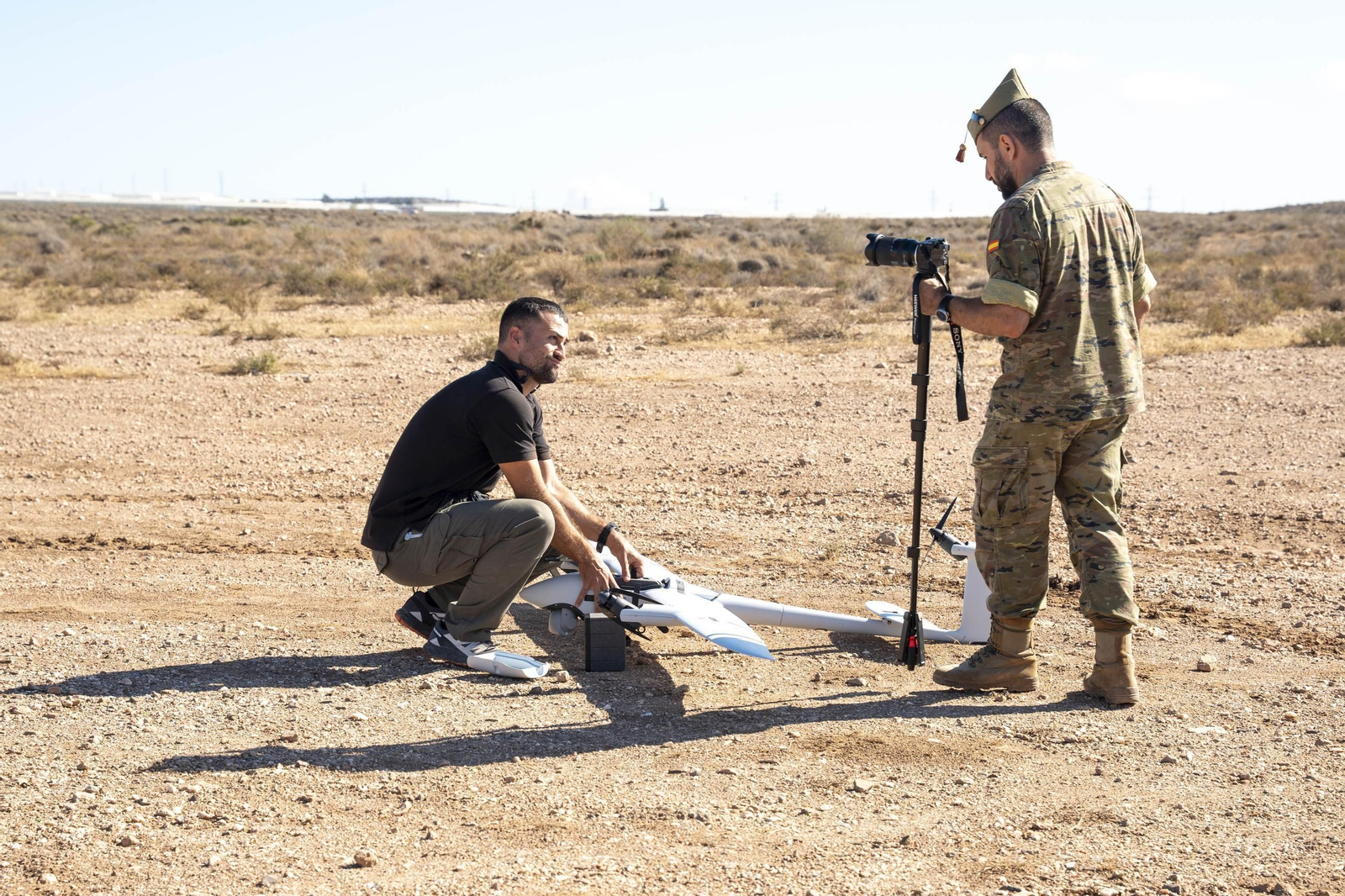 Militares entrenan con drones y vehículos terrestres no tripulados.