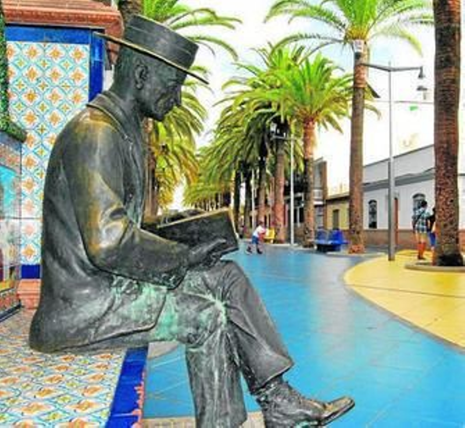 1. Monumento a la Cultura y el Saber en el Paseo de Las Palmeras. 2. Escultura del Padre José Miravent. 3. Escultura de la Mujer Estibadora en un de las rotondas de la travesía Ronda Norte. 4. Monumento al Marinero en las confluencias de las avenidas Federico Silva Muñoz y del Carnaval. 5. El Pescador, en la Plaza de la Fundación. 6. Monolito a Roque Barcia.