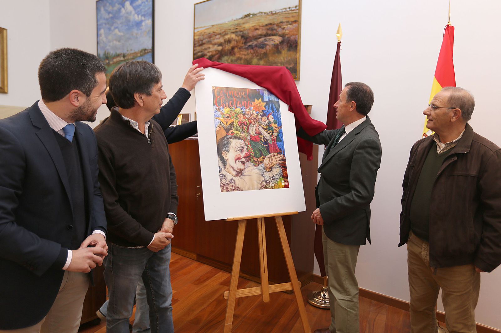 Momento en el que Román descubre el cartel anunciador, junto a su autor, José Manuel Vera y Pepe Moreno.