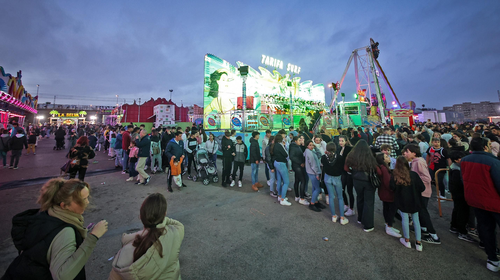 Lleno absoluto en el parque de atracciones de Jerez
