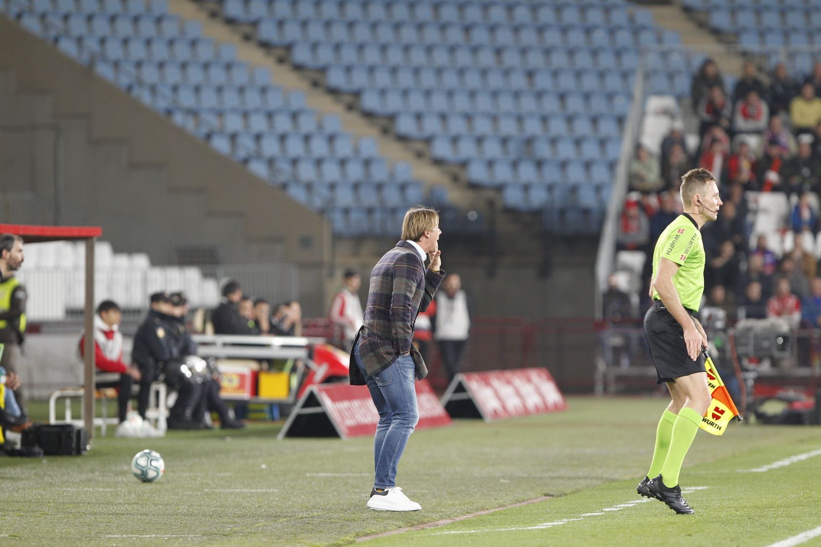 Gutiérrez da órdenes desde el banquillo el viernes.