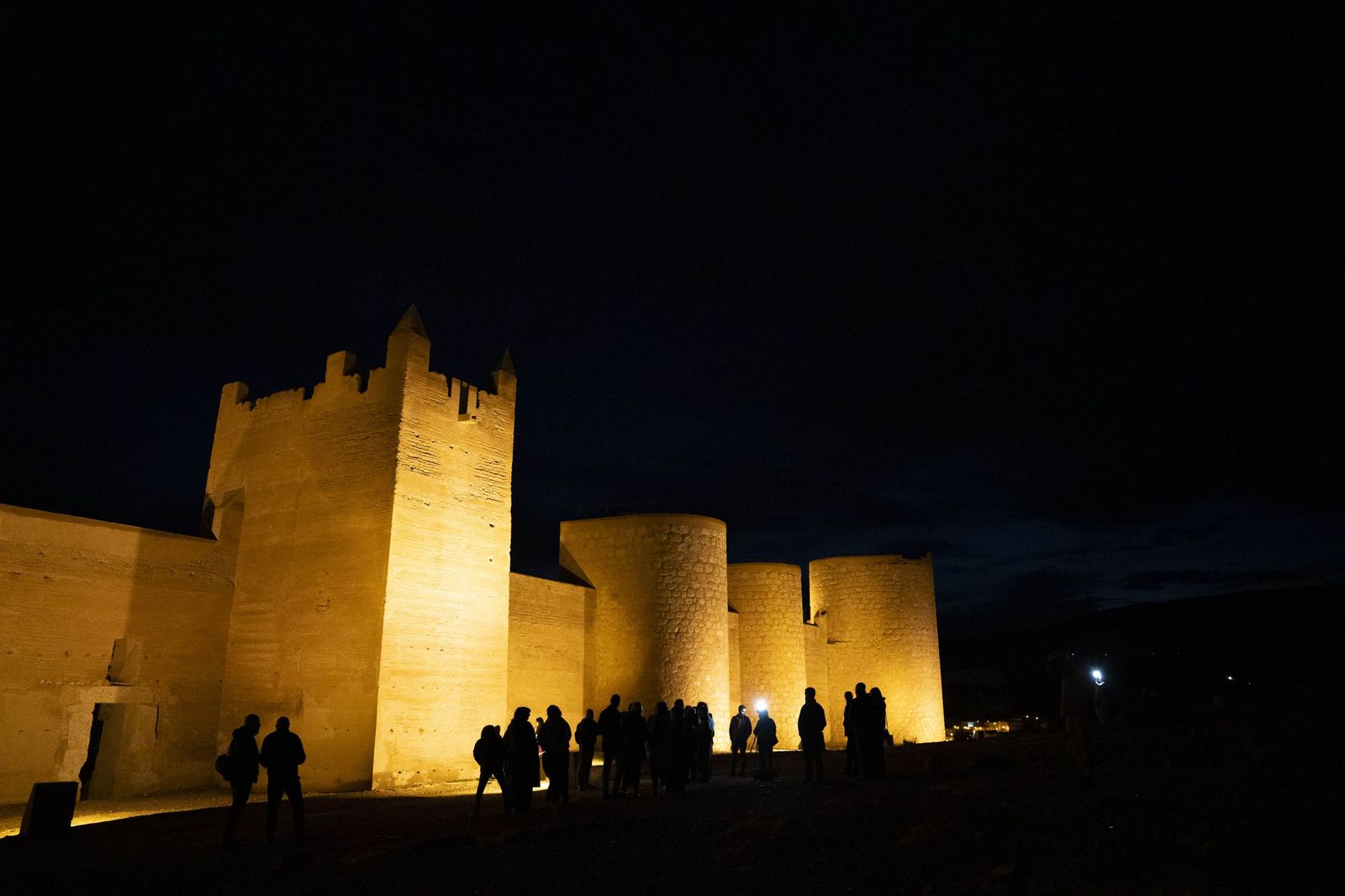 Las murallas del Cerro de San Cristóbal se encienden para iluminar Almería