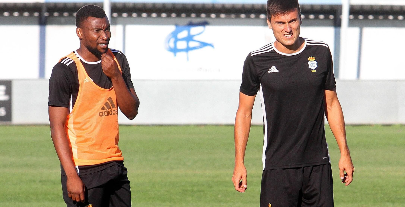 Djak Traoré, a la izquierda de la imagen, en un entrenamiento durante su etapa en el Recreativo.