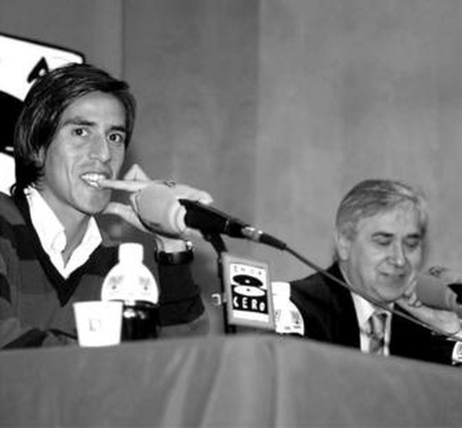 Lobos sonríe mientras responde a una pregunta, con Antonio Muñoz al fondo, en San Felipe Neri.