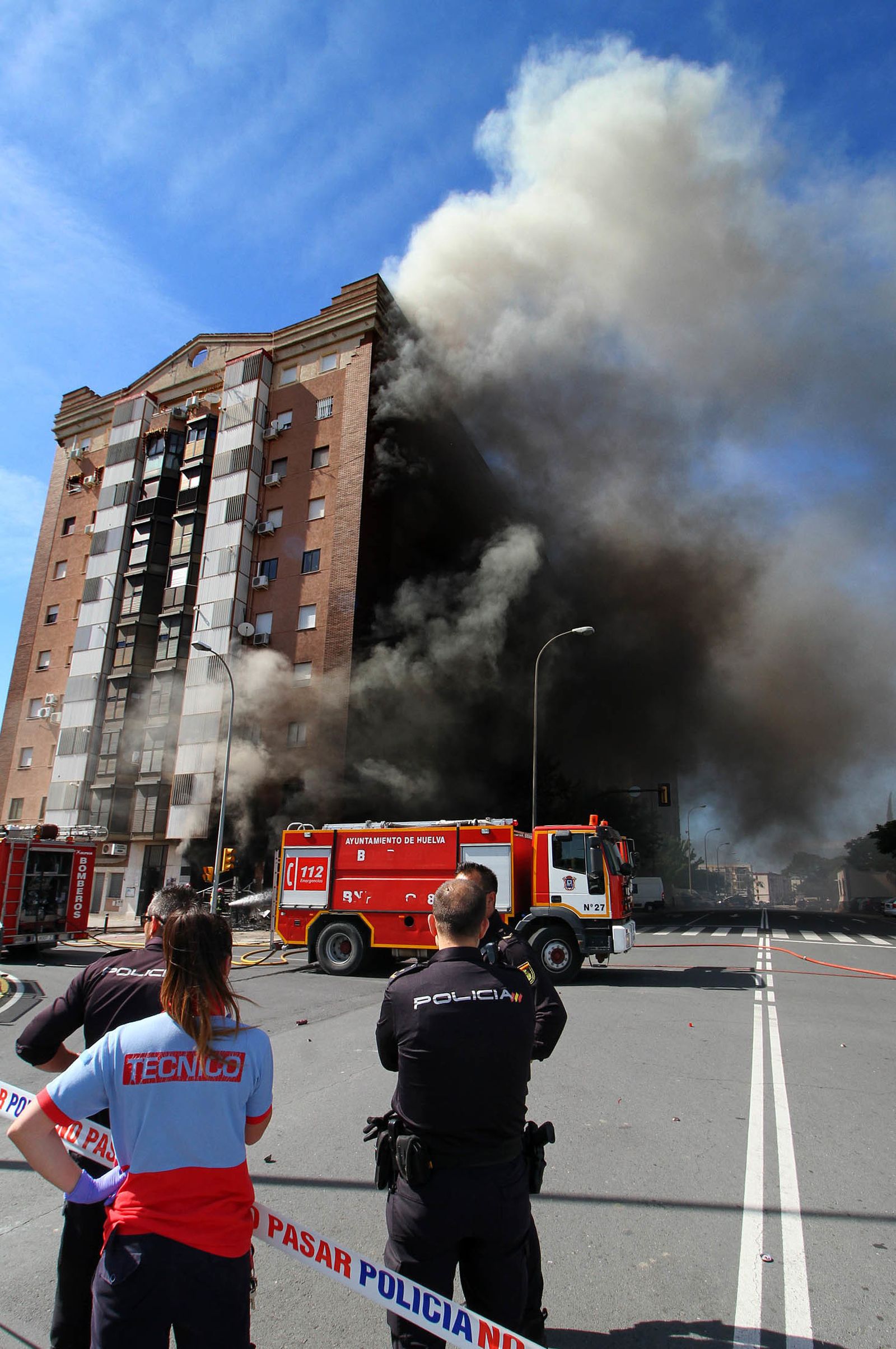 Imágenes del incendio de un bazar en la avenida de Santa Marta.